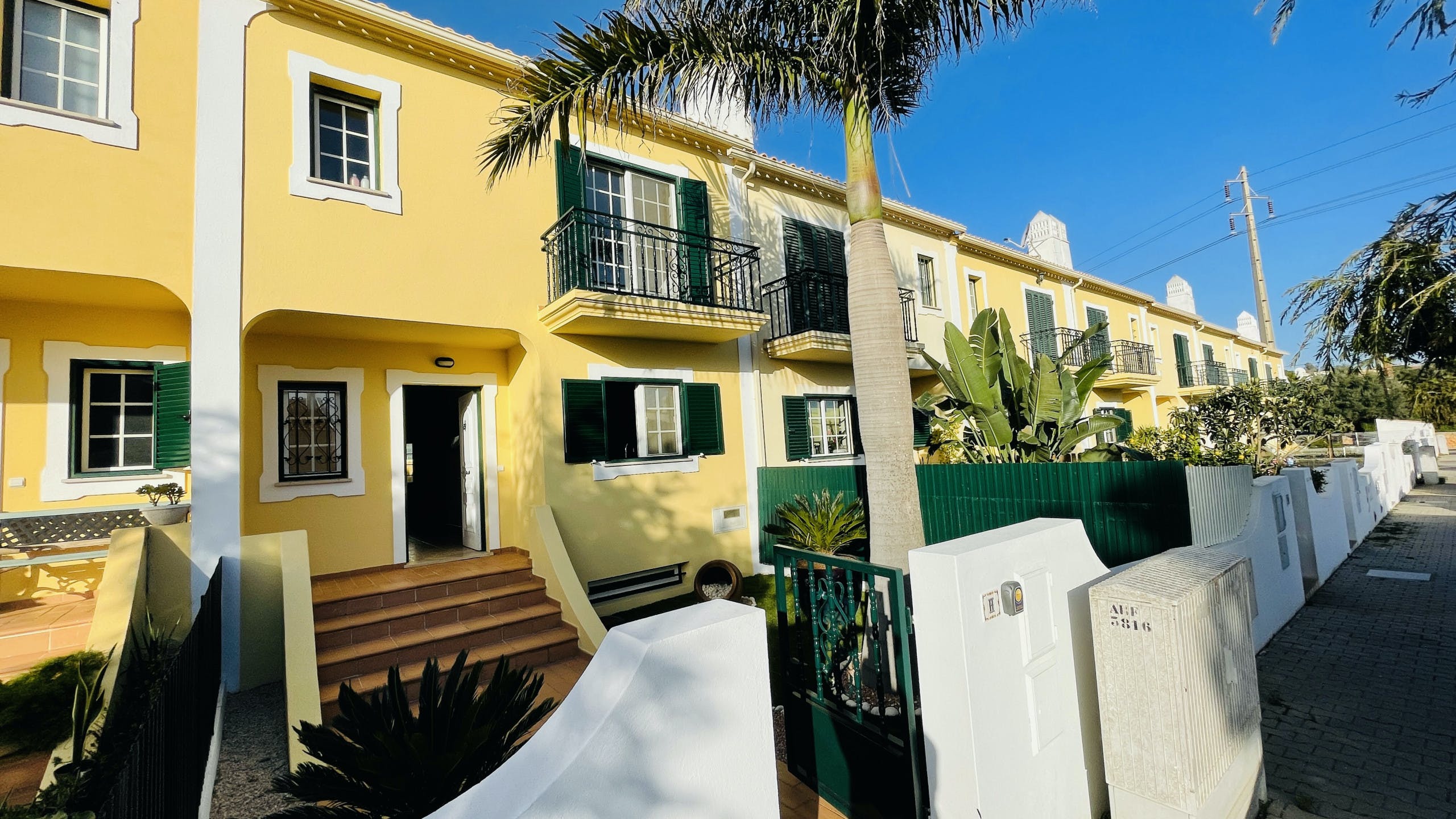 Casa Branqueira Albufeira: Spacious 3-Bedroom Apartment with Pool and Sea Views, Albufeira