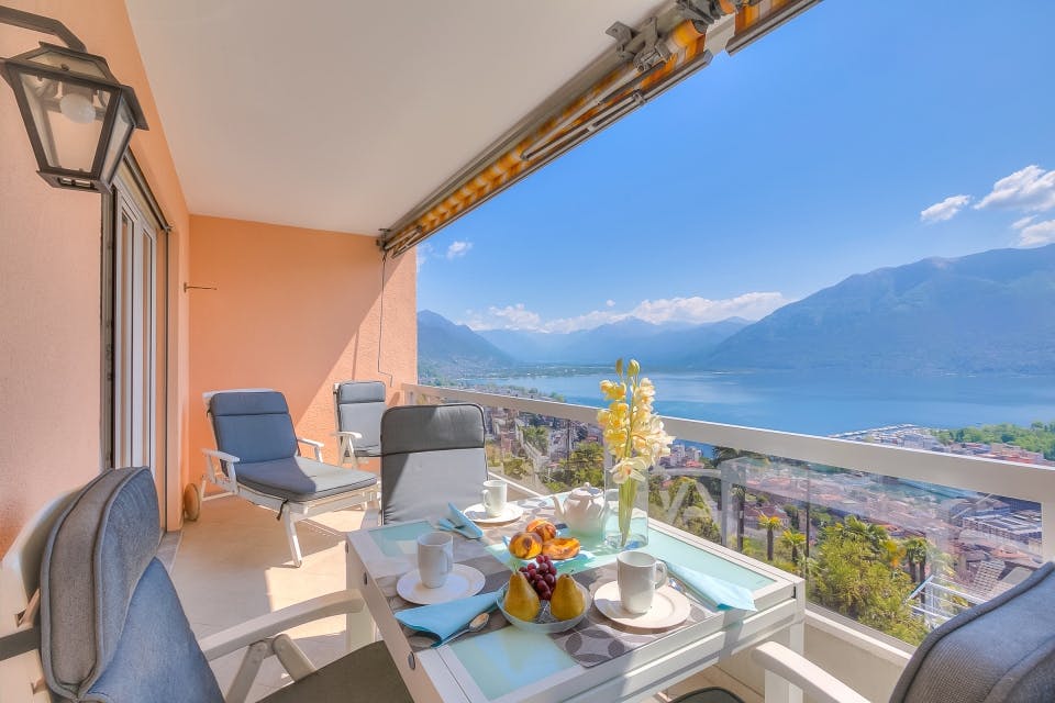 Casa Brissago Locarno: Charming 2-Bedroom Apartment with Lake and Pool Views, Ticino