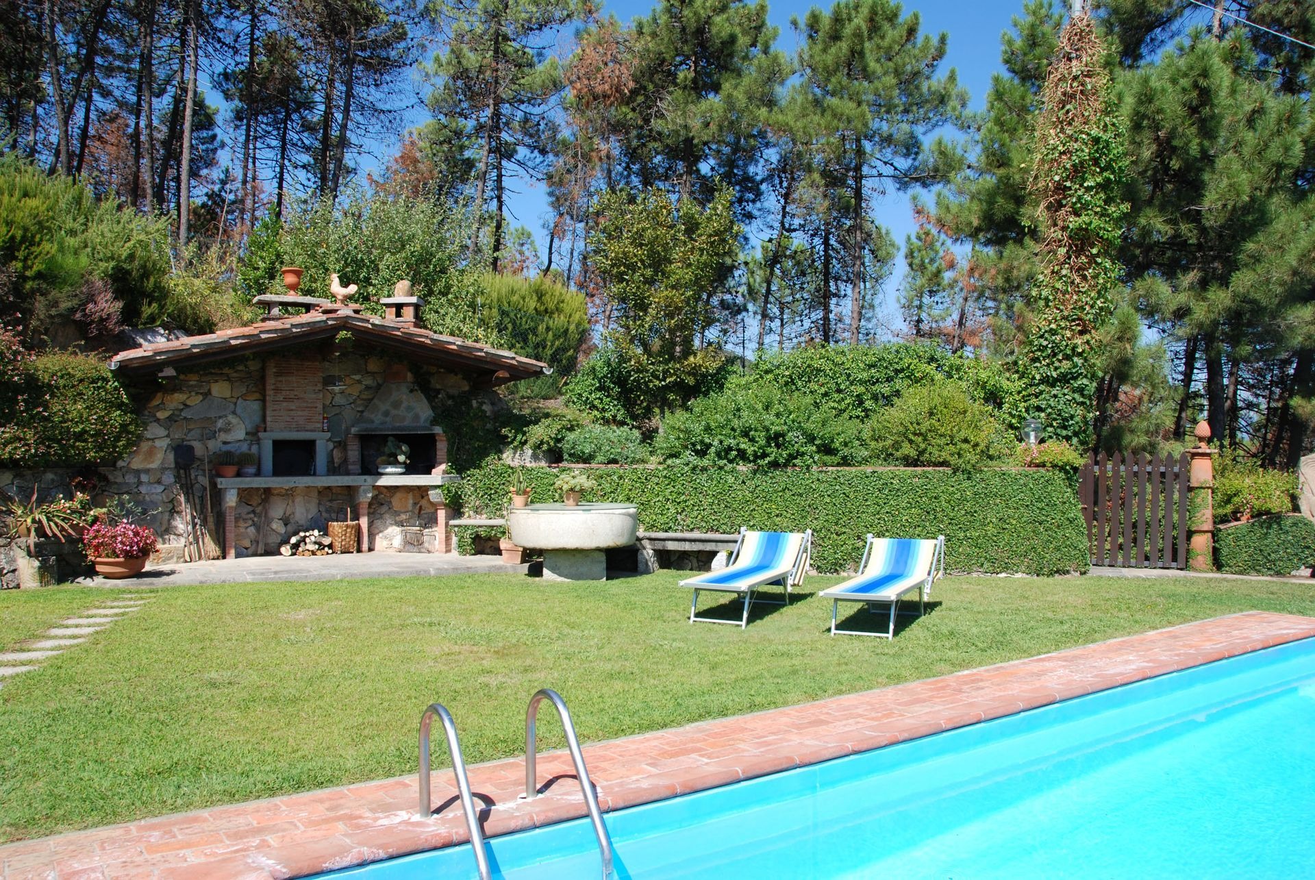 Casa Bucine Lucca: Charming 3-Bedroom Apartment with Pool and Countryside Views, Lucca