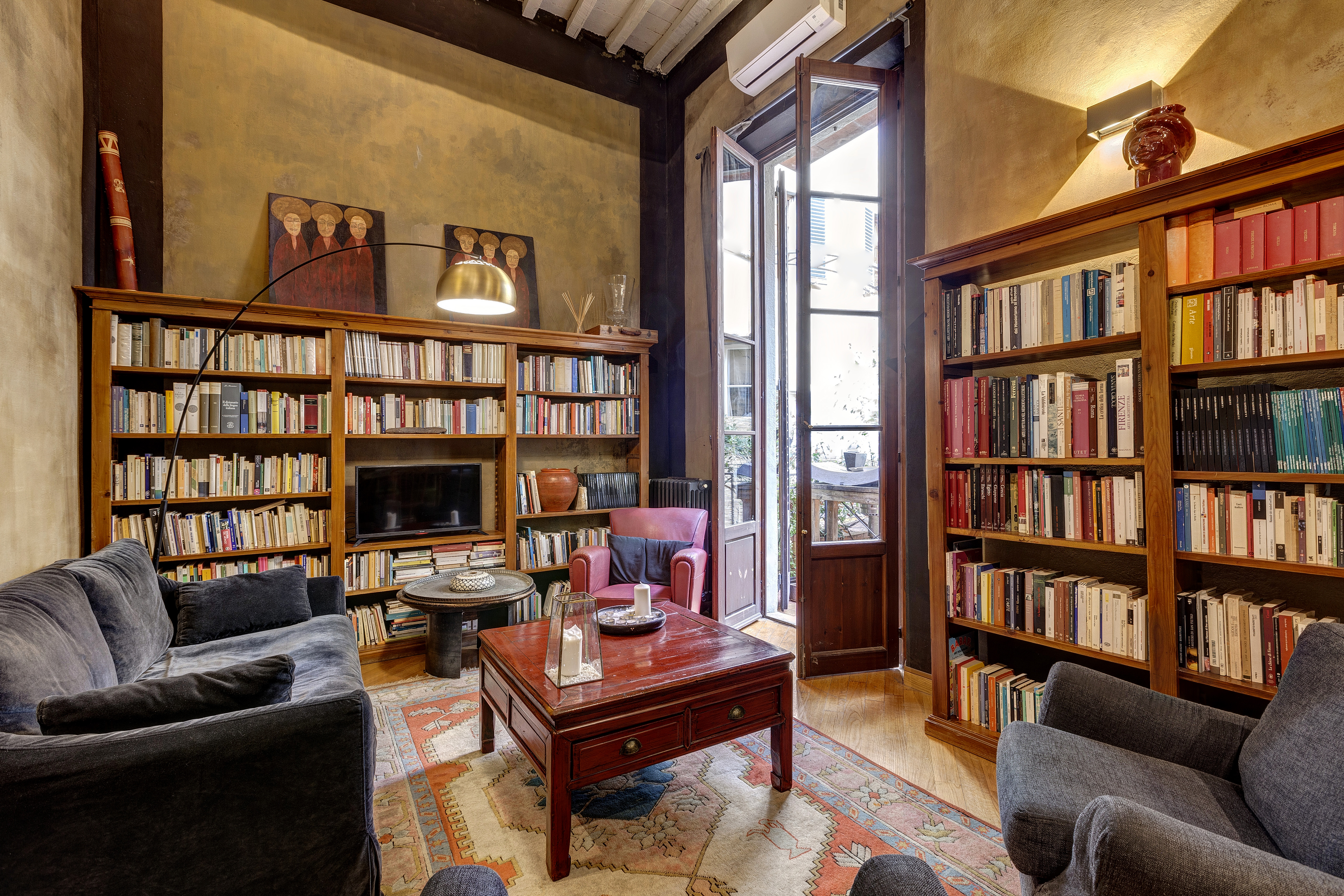 Casa Calzaiuoli Firenze: Charming 3-Bedroom Apartment with Air-Con in Santa Croce, Florence