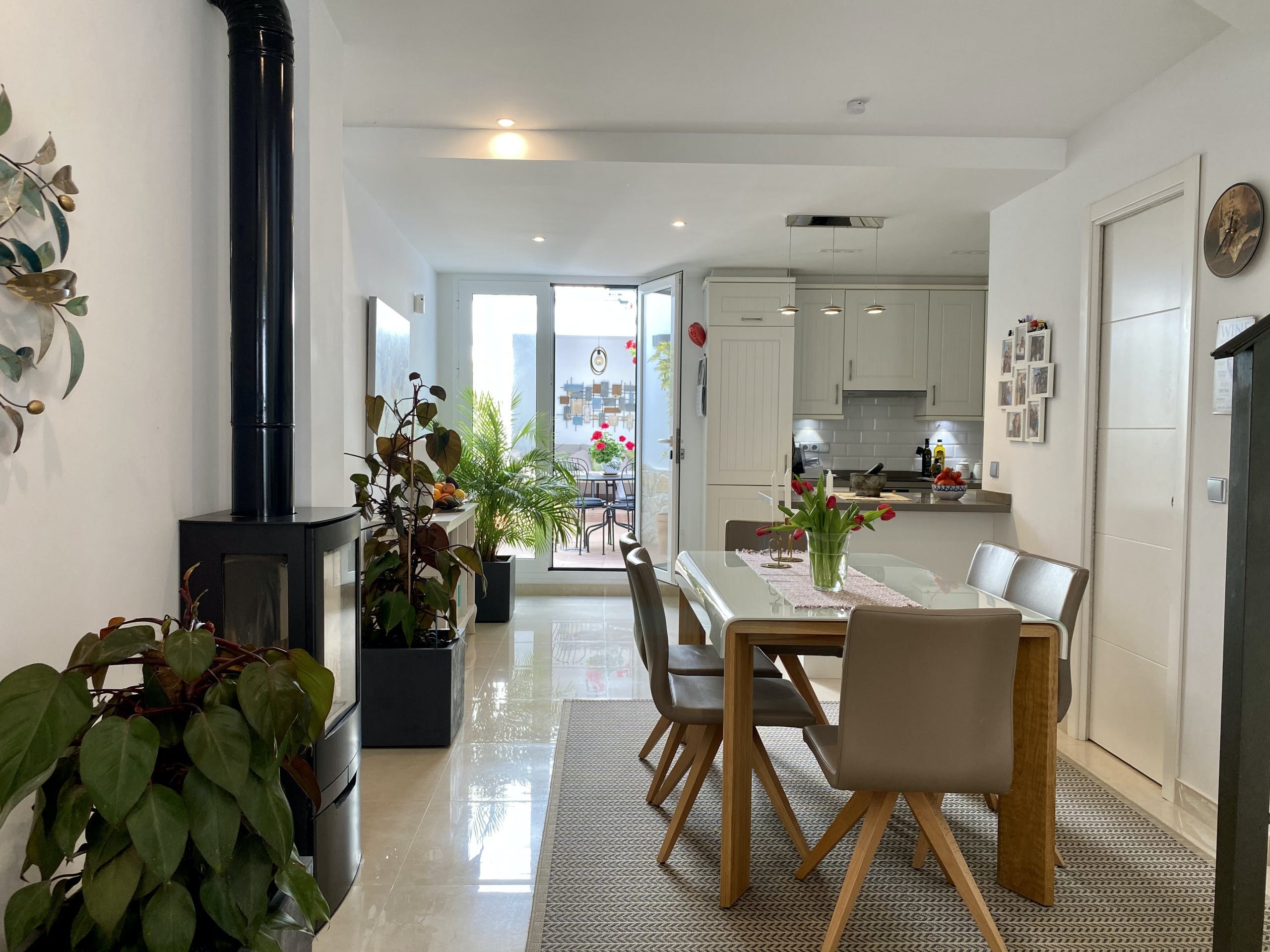 Casa Carabeo Nerja: Stylish 3-Bedroom Apartment with Hot Tub and Sea Views, Nerja