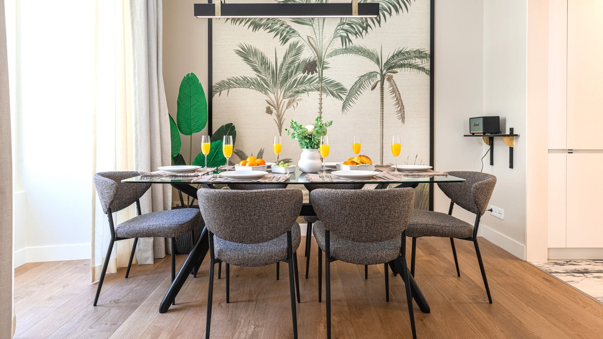 Villa Poente Miradouro Chiado: Elegant 2-Bedroom Apartment Rental with Air-Con and Beach Nearby, Chiado Lisbon