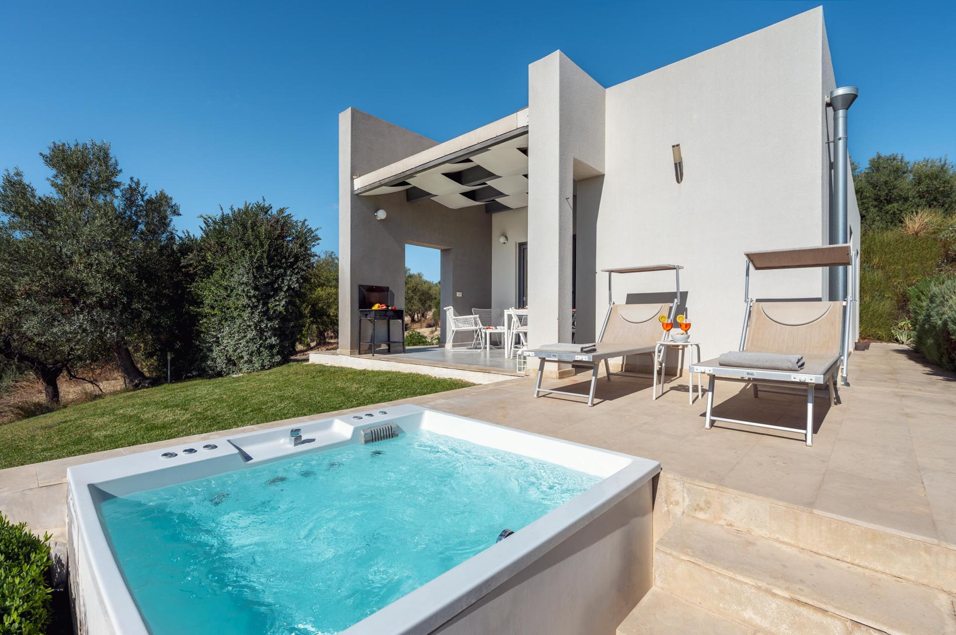 Villa Meridiana Cassaro Val di Noto: Charming 2-Bedroom Apartment with Hot Tub and Sea Views, Val di Noto