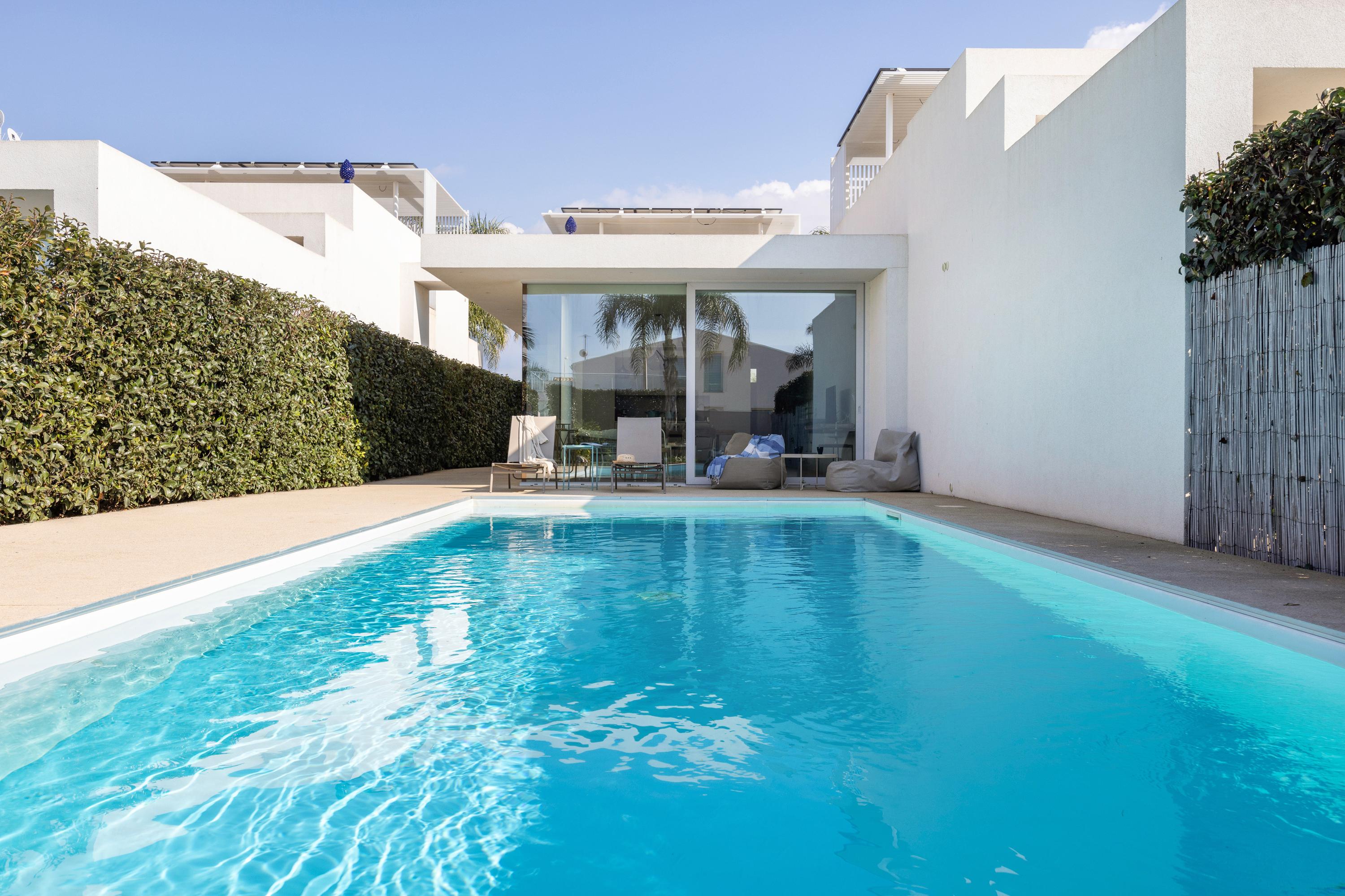 Villa Ceruleo Chiaramonte Ragusa: Stylish 2-Bedroom Apartment with Hot Tub and Sea Views, Ragusa Sicily