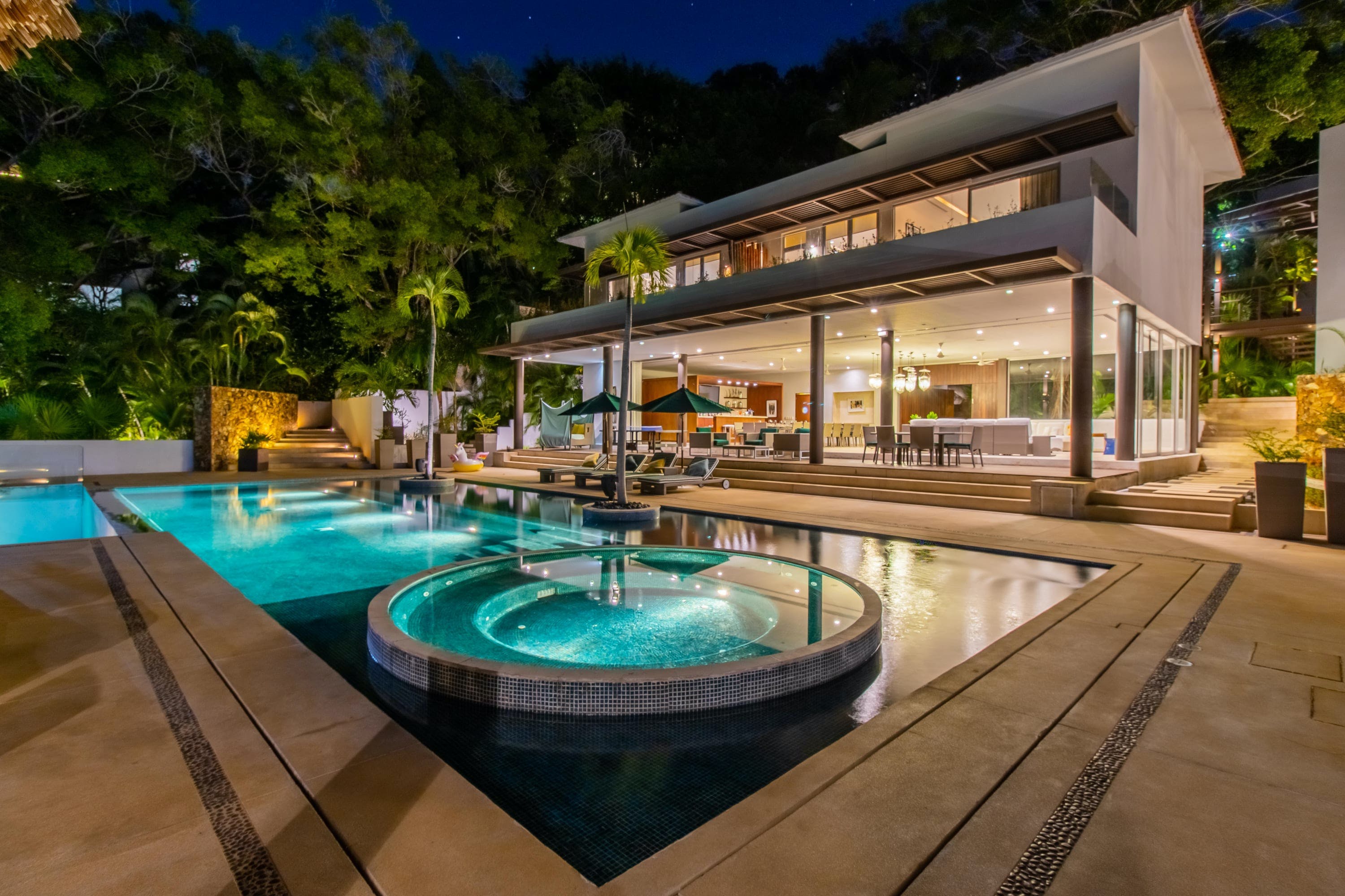 Casa Ceiba Acapulco: Expansive 13-Bedroom Luxury Apartment with Hot Tub and Tennis Court, Acapulco