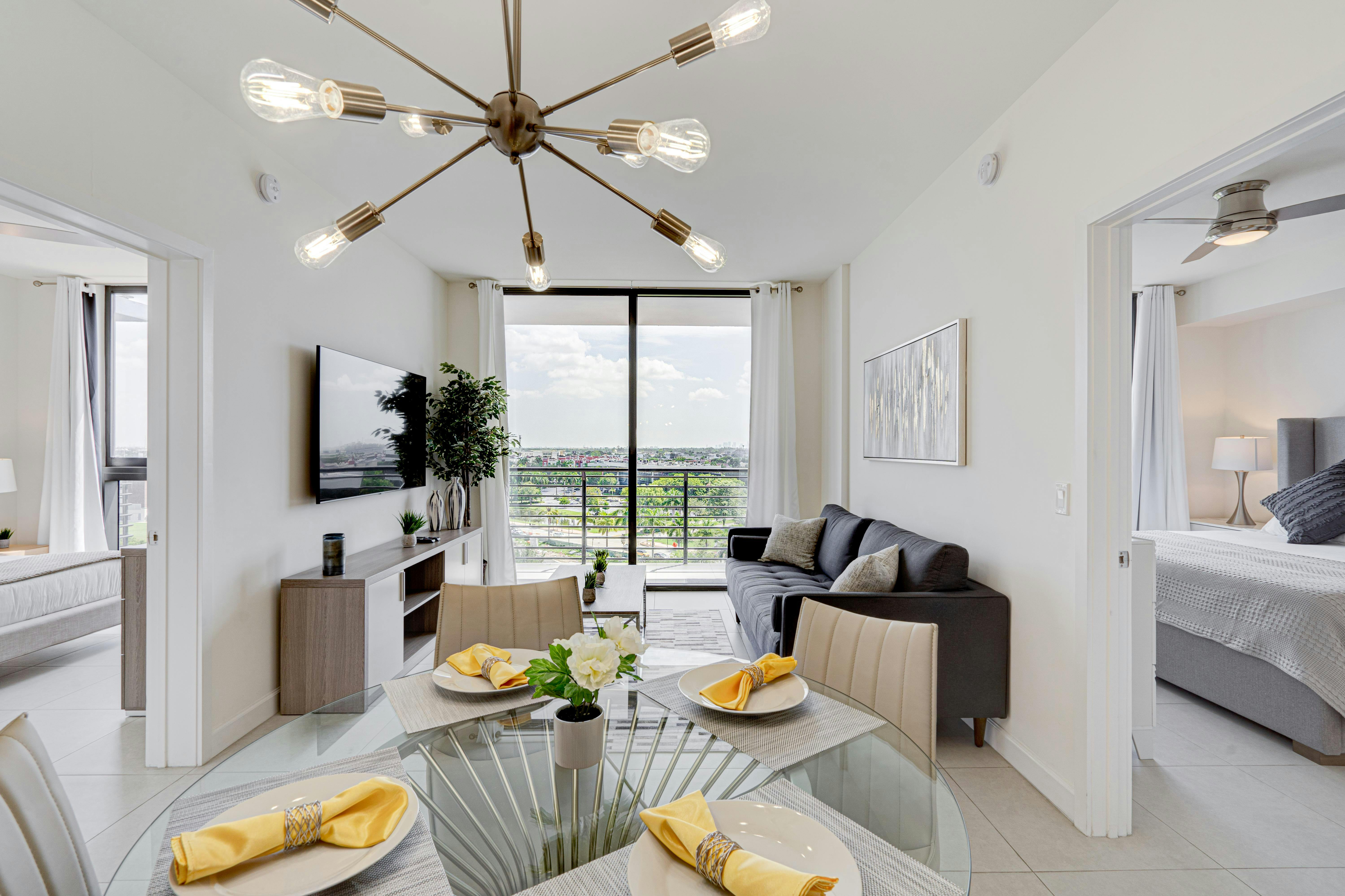 Casa Ceiba Little Havana: Stylish 2-Bedroom Apartment with Pool and Hot Tub, Little Havana