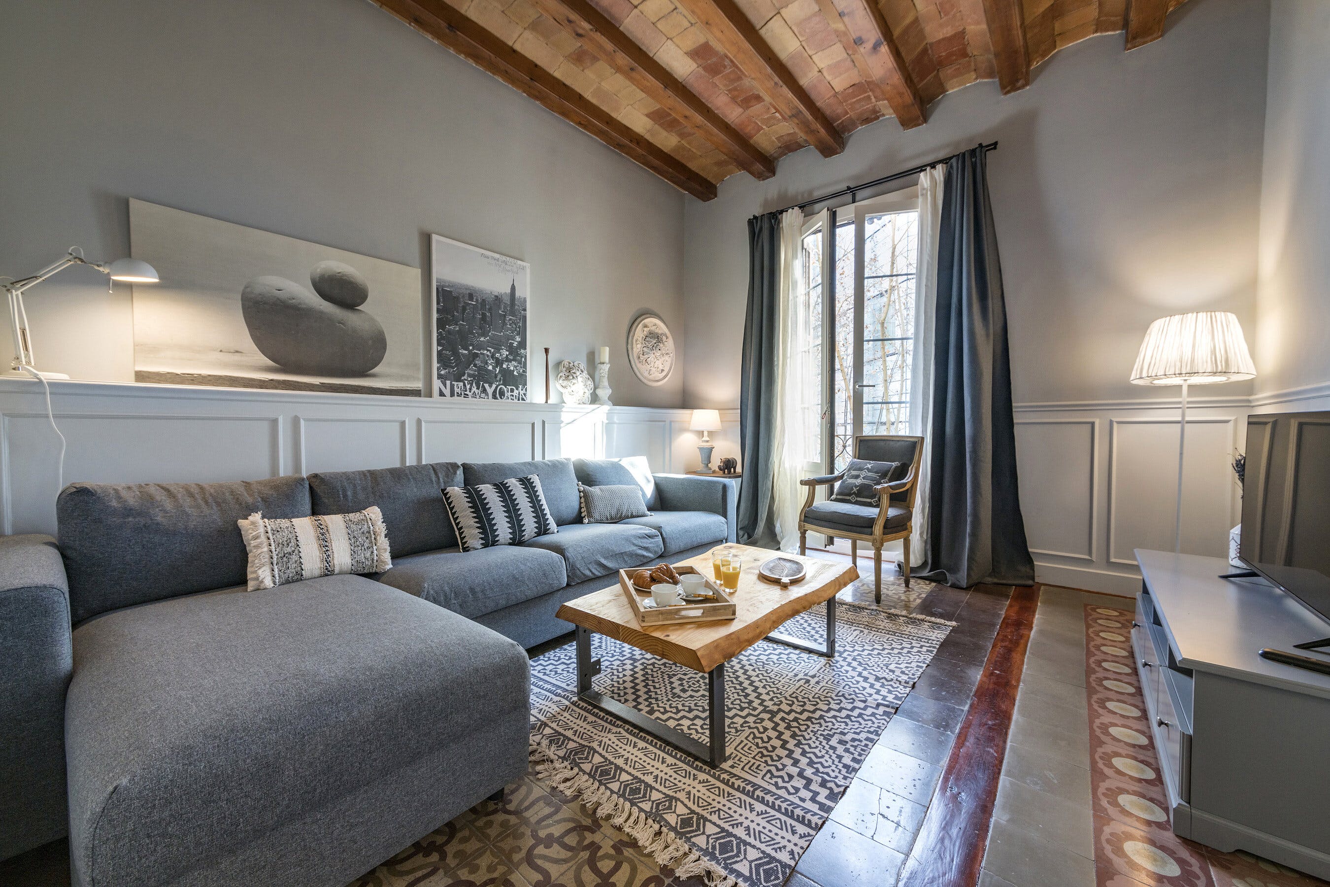 Villa Garbí Entença Eixample: Stylish 3-Bedroom Apartment Rental with Seaview and Air-Con, Eixample Barcelona