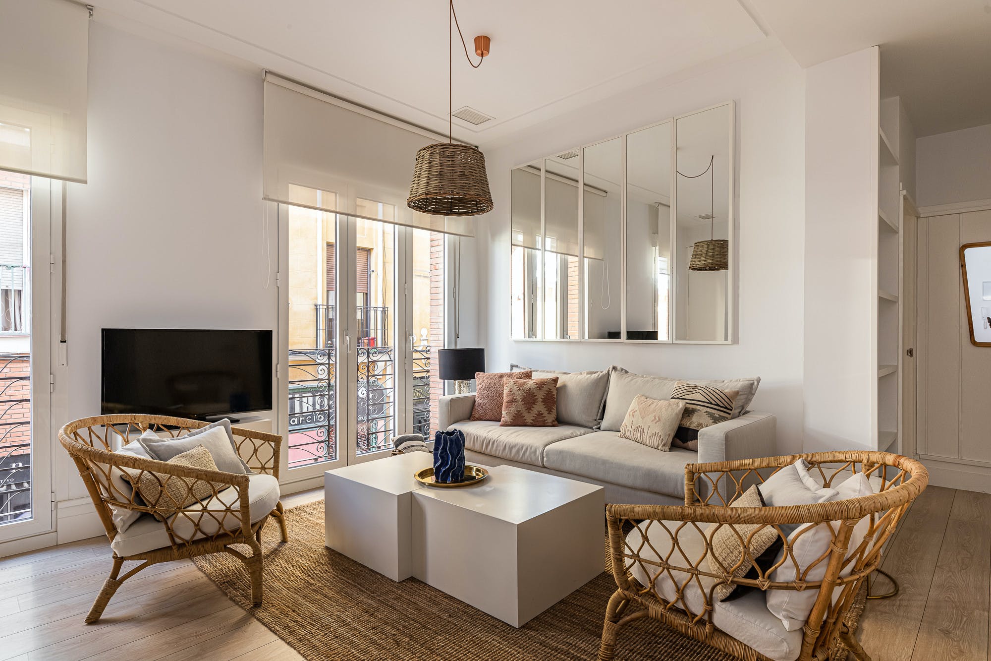 Casa Chulapos Lavapiés: Elegant 3-Bedroom Apartment with Air-Con, Lavapiés, Madrid