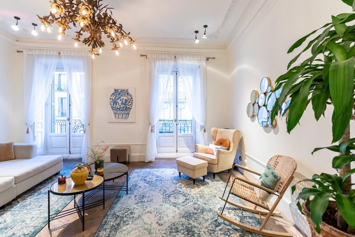 Villa Llevant Lavapiés Puerta del Sol: Elegant 3-Bedroom Apartment with Balcony, Puerta del Sol
