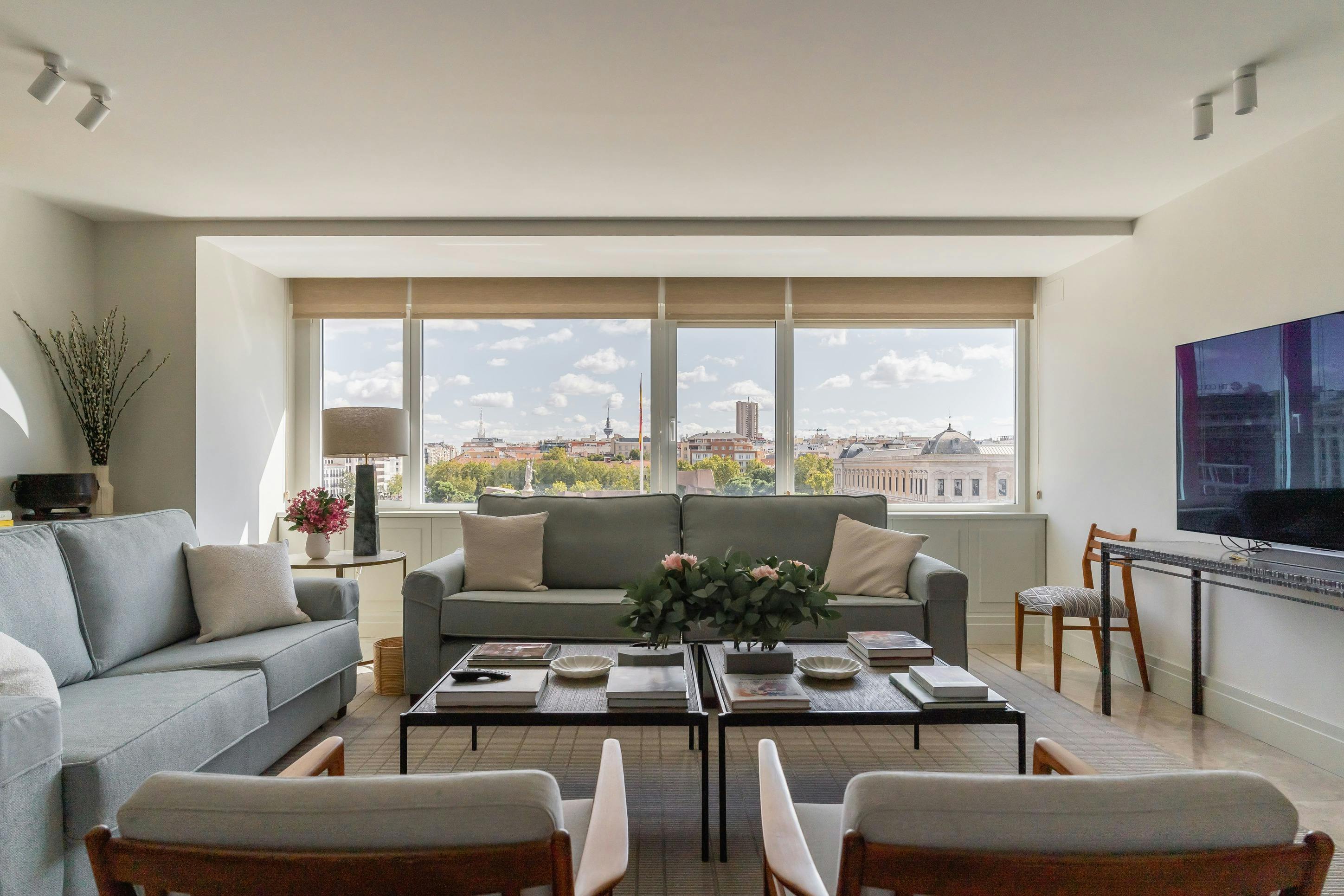 Casa Colón Centro: Stylish 2-Bedroom Townhouse Rental with Air-Con in Madrid Centro