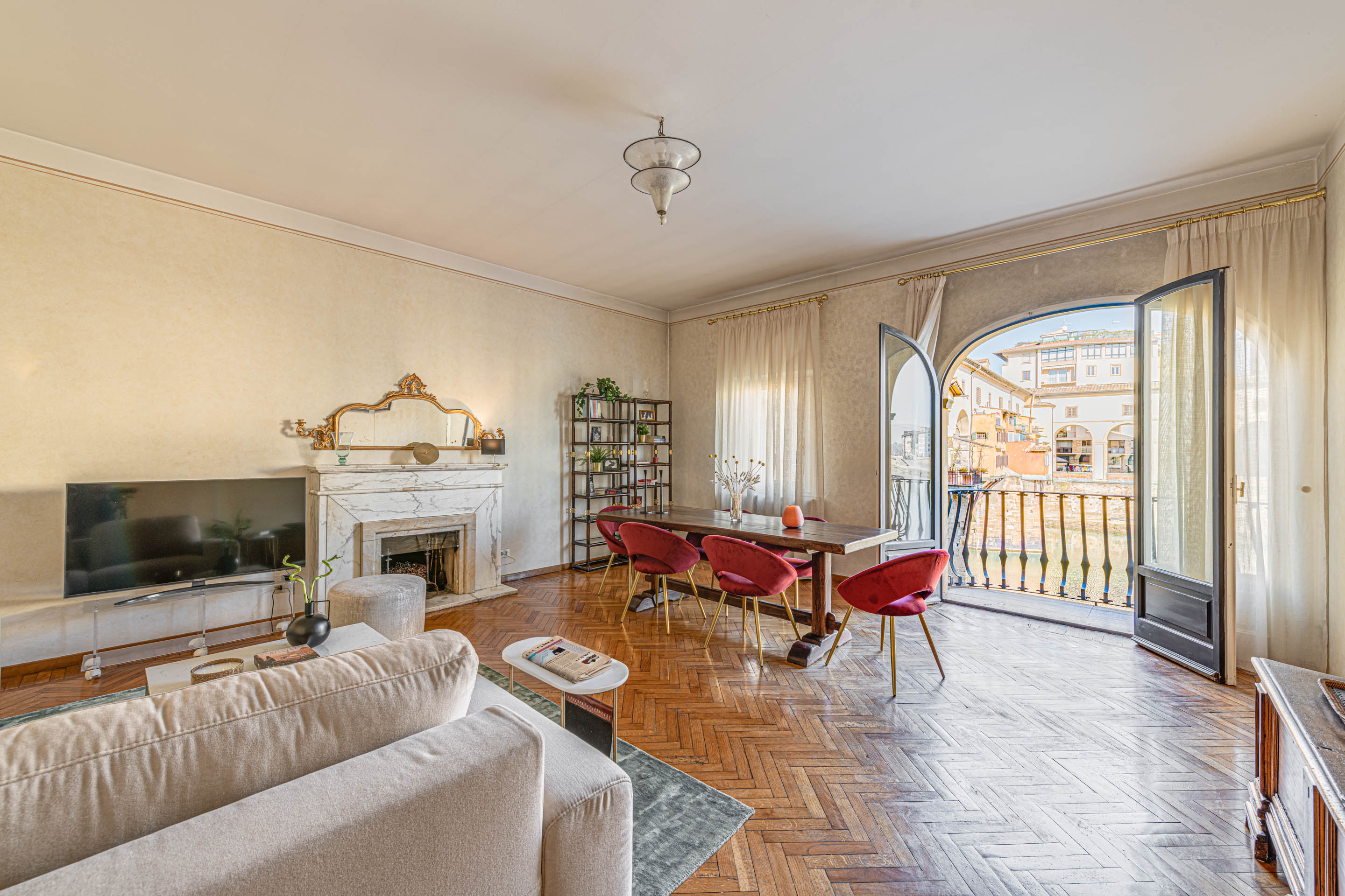 Casa Corridoio Firenze: Elegant 2-Bedroom Apartment Rental with Balcony Views, Ponte Vecchio