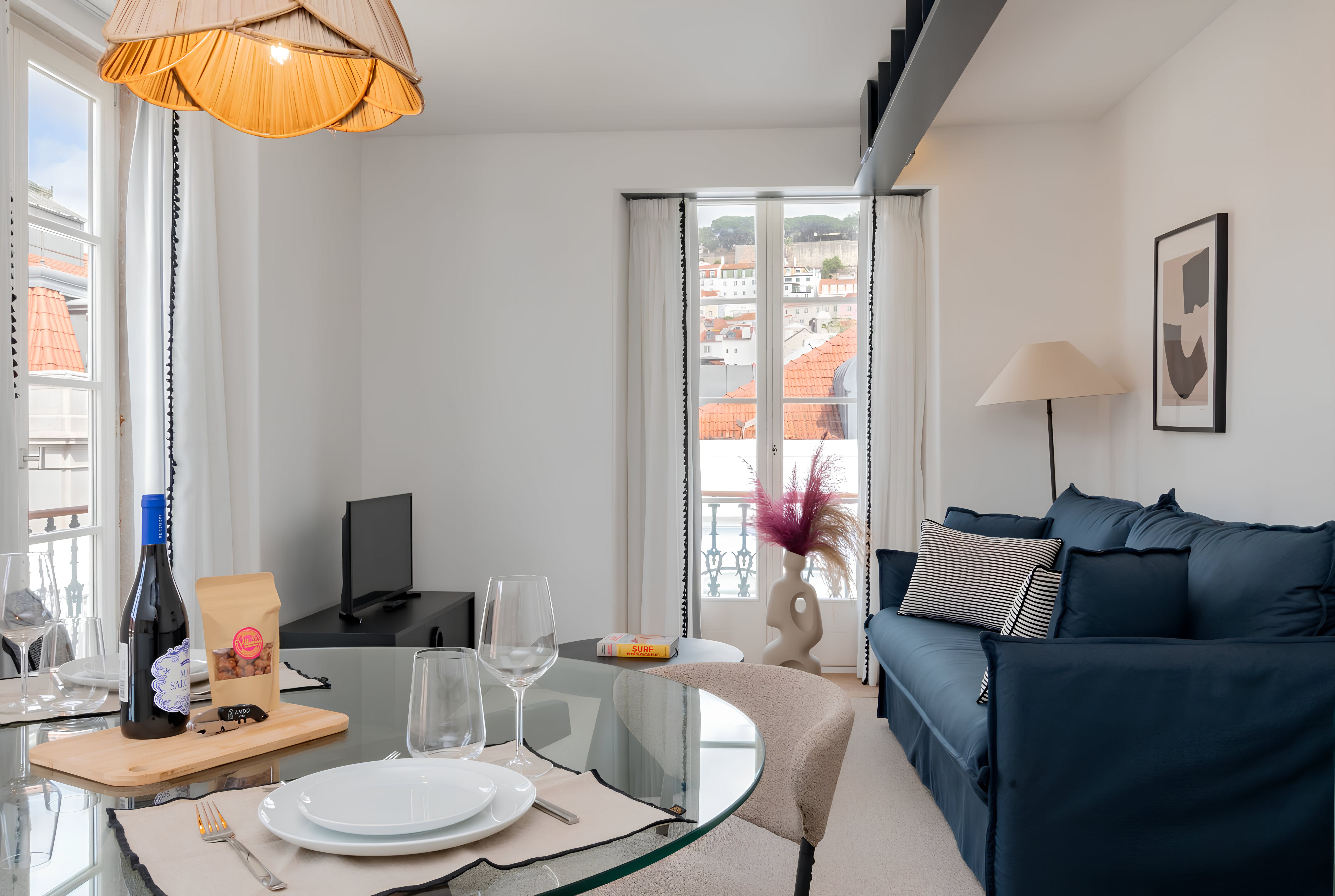 Casa Elevador Chiado: Chic 2-Bedroom Apartment Rental with Sea View and Air-Con, Chiado Lisbon