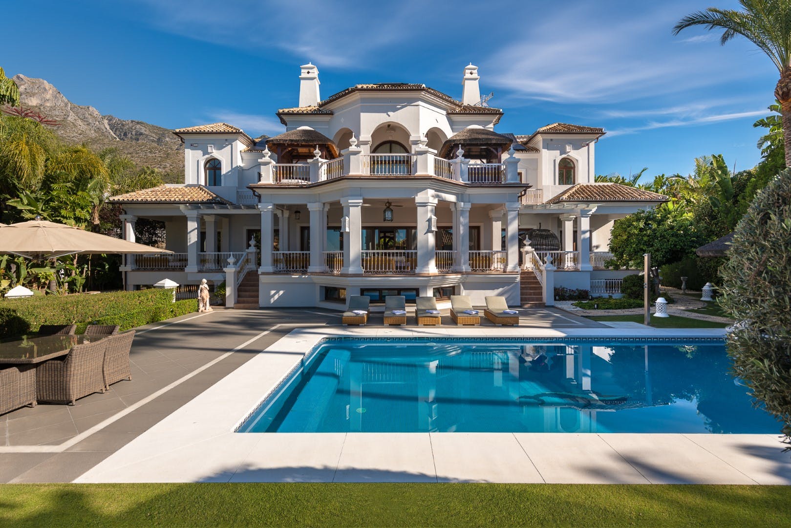 Villa Garbí Cortijo Marbella: 7-Bedroom Luxury Apartment with Spa and Seaview, Marbella