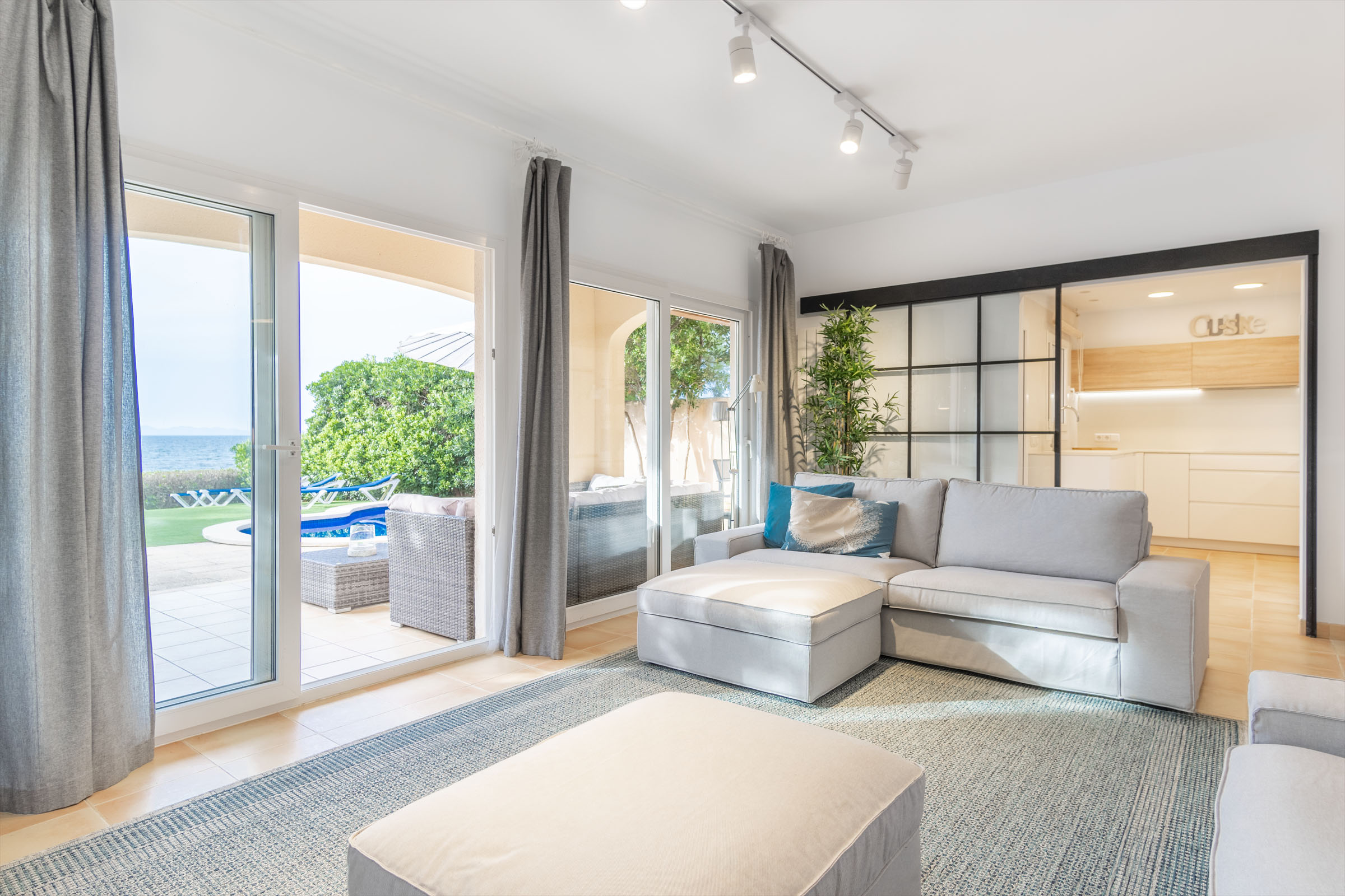 Casa Esclafit Can Picafort: Contemporary 3-Bedroom Apartment with Private Pool and Sea Views, Can Picafort