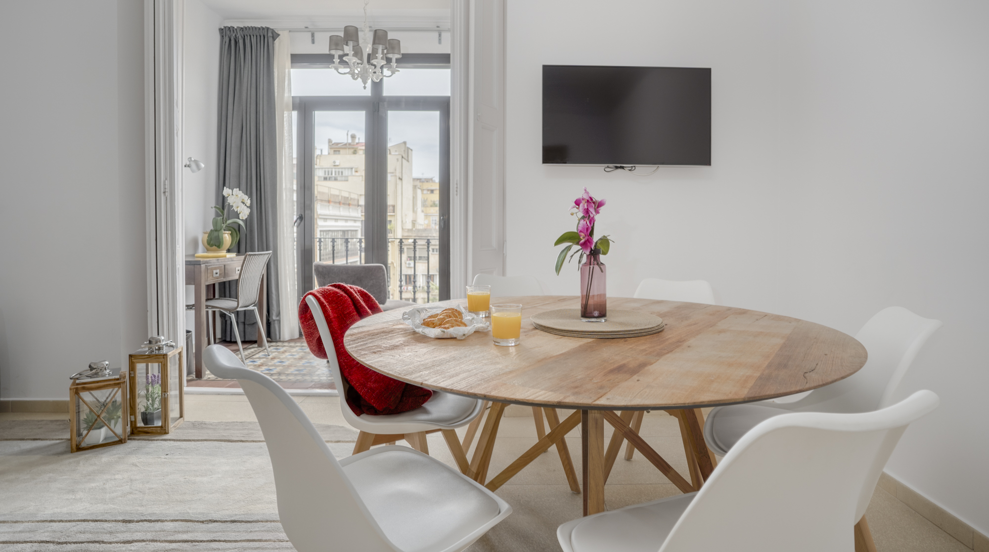 Casa Escocesa Eixample: Spacious 3-Bedroom Apartment with Seaview and Air-Con, Barcelona Eixample