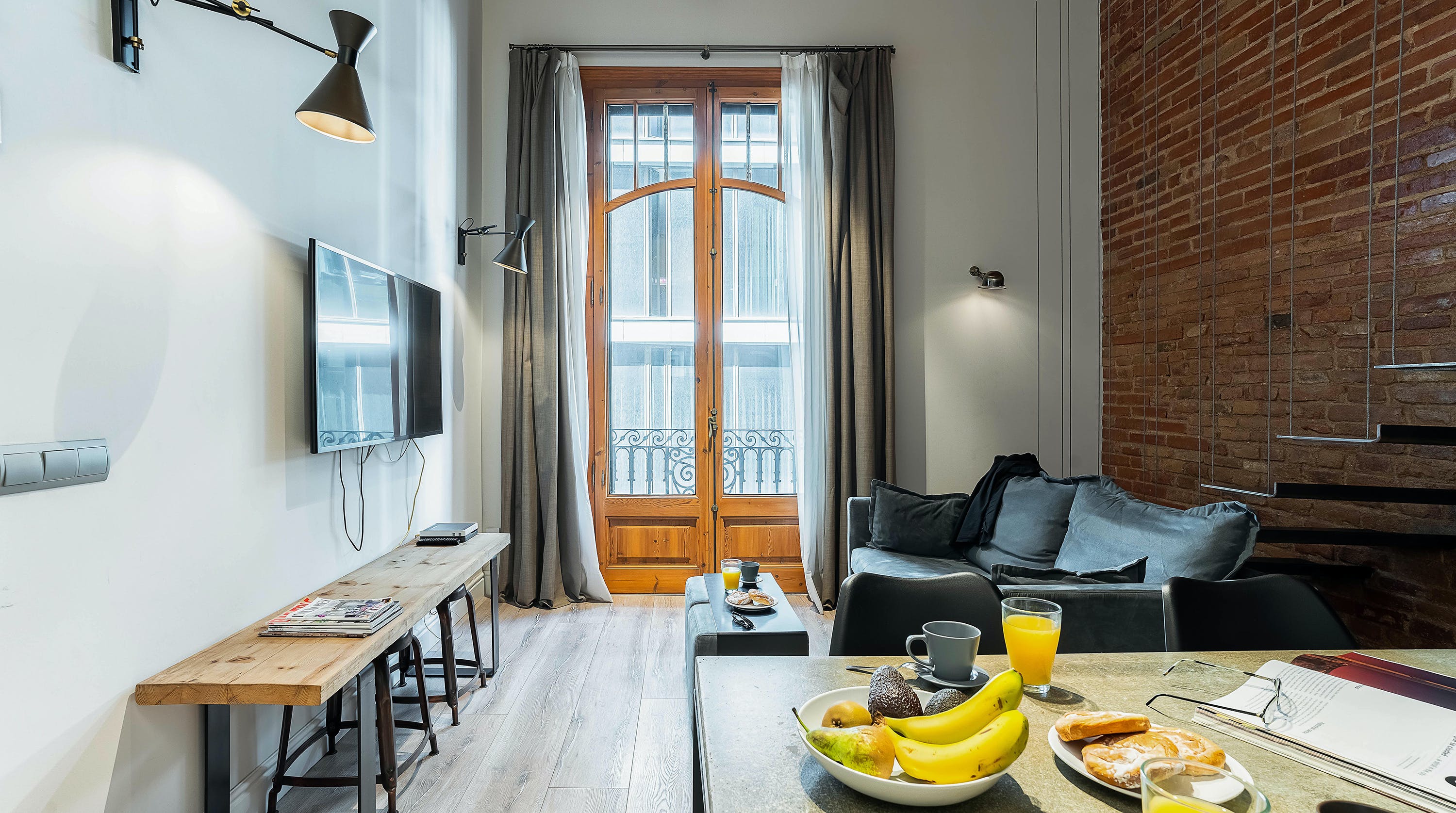 Casa Esquerra Eixample: Stylish 3-Bedroom Apartment Rental with Air-Con in Eixample Barcelona