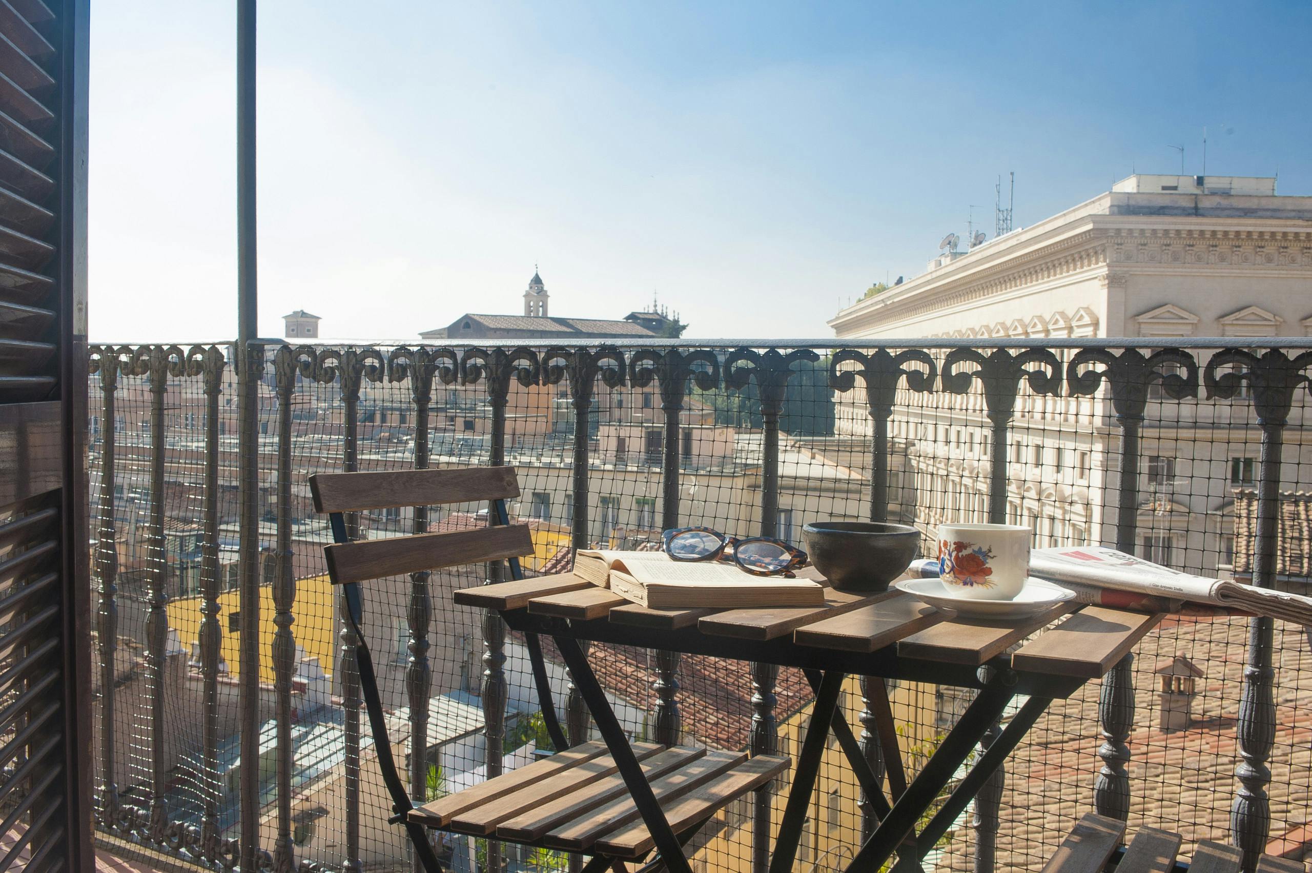 Villa Meridiana Cafarella Monti: Charming 2-Bedroom Apartment with Balcony and Air-Con, Monti Rome