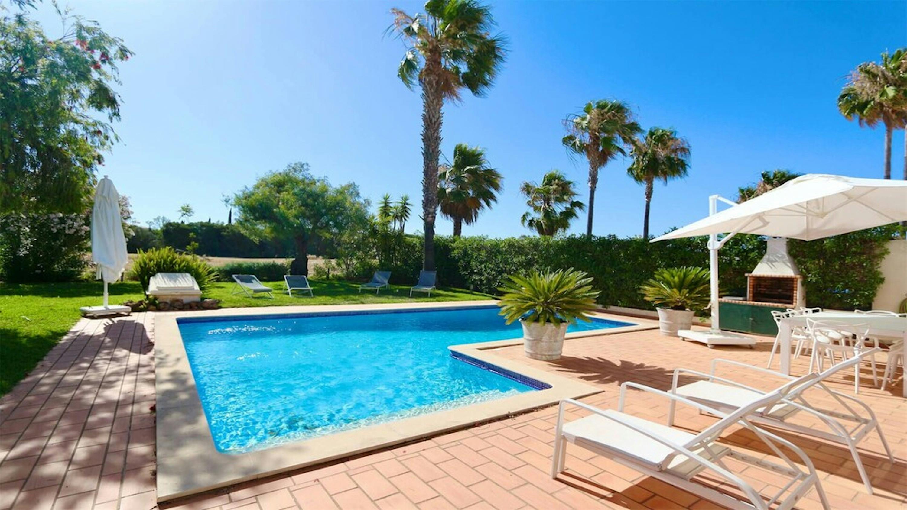 Casa Figueira Quarteira: Luxury 3-Bedroom Villa with Private Pool and Sea Views, Quarteira