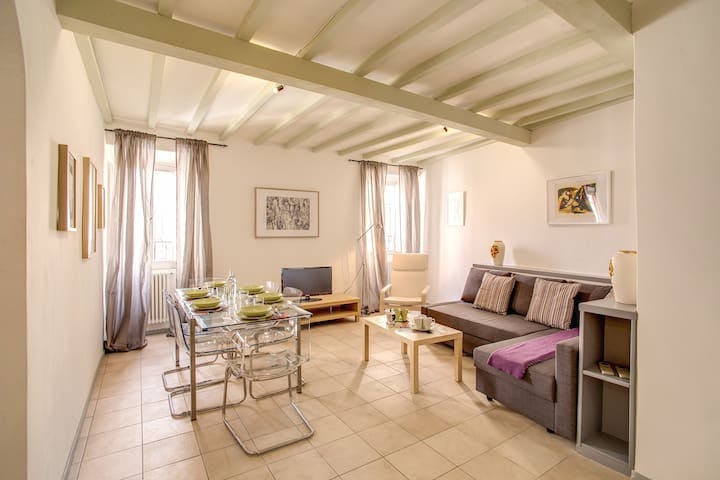 Villa Ambrato Ninfeo Campo de’ Fiori: Charming 3-Bedroom Apartment with Air-Con and Family-Friendly Amenities, Campo de’ Fiori