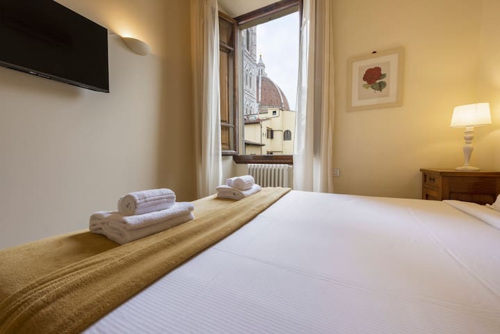 Casa Fioraio Duomo: Charming 2-Bedroom Apartment with Air-Con in Florence Duomo