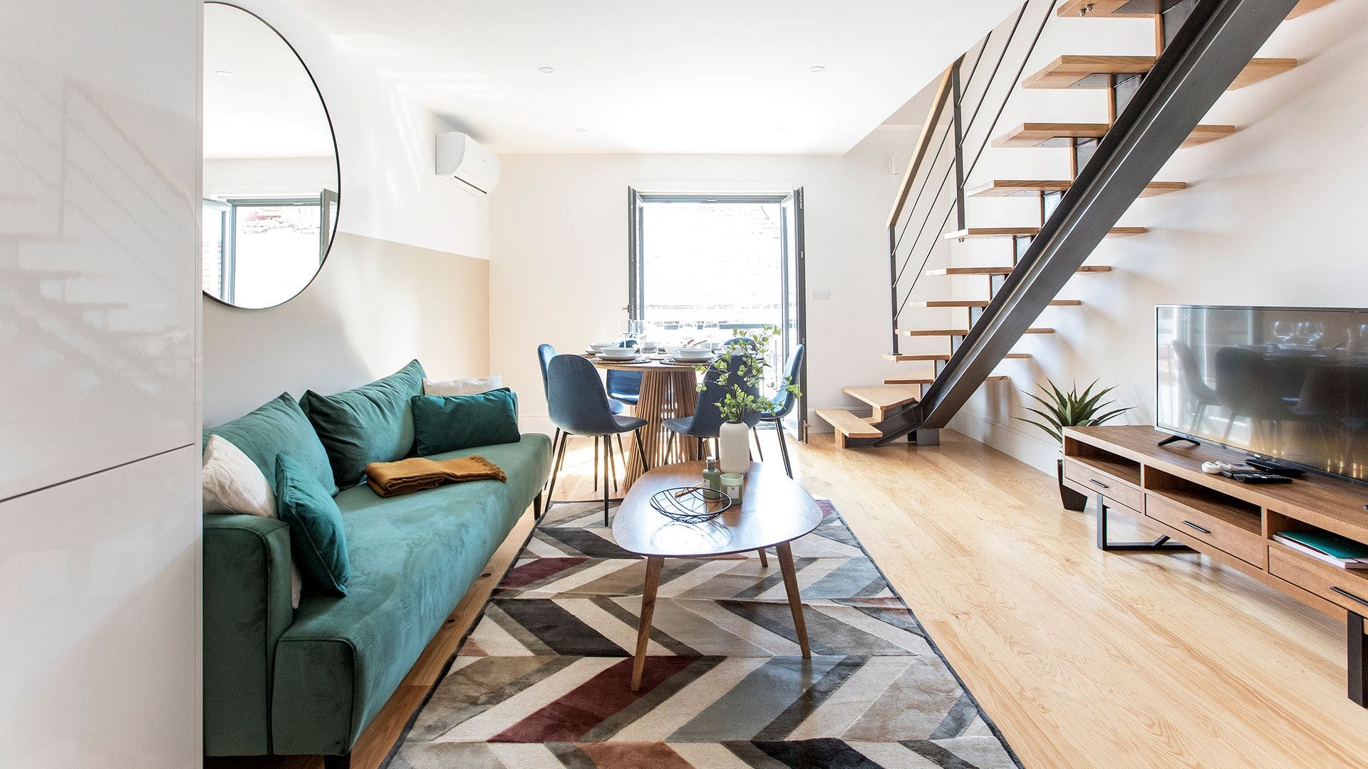 Casa Flores Baixa: Stylish 3-Bedroom Apartment Rental with Family Features, Porto Baixa