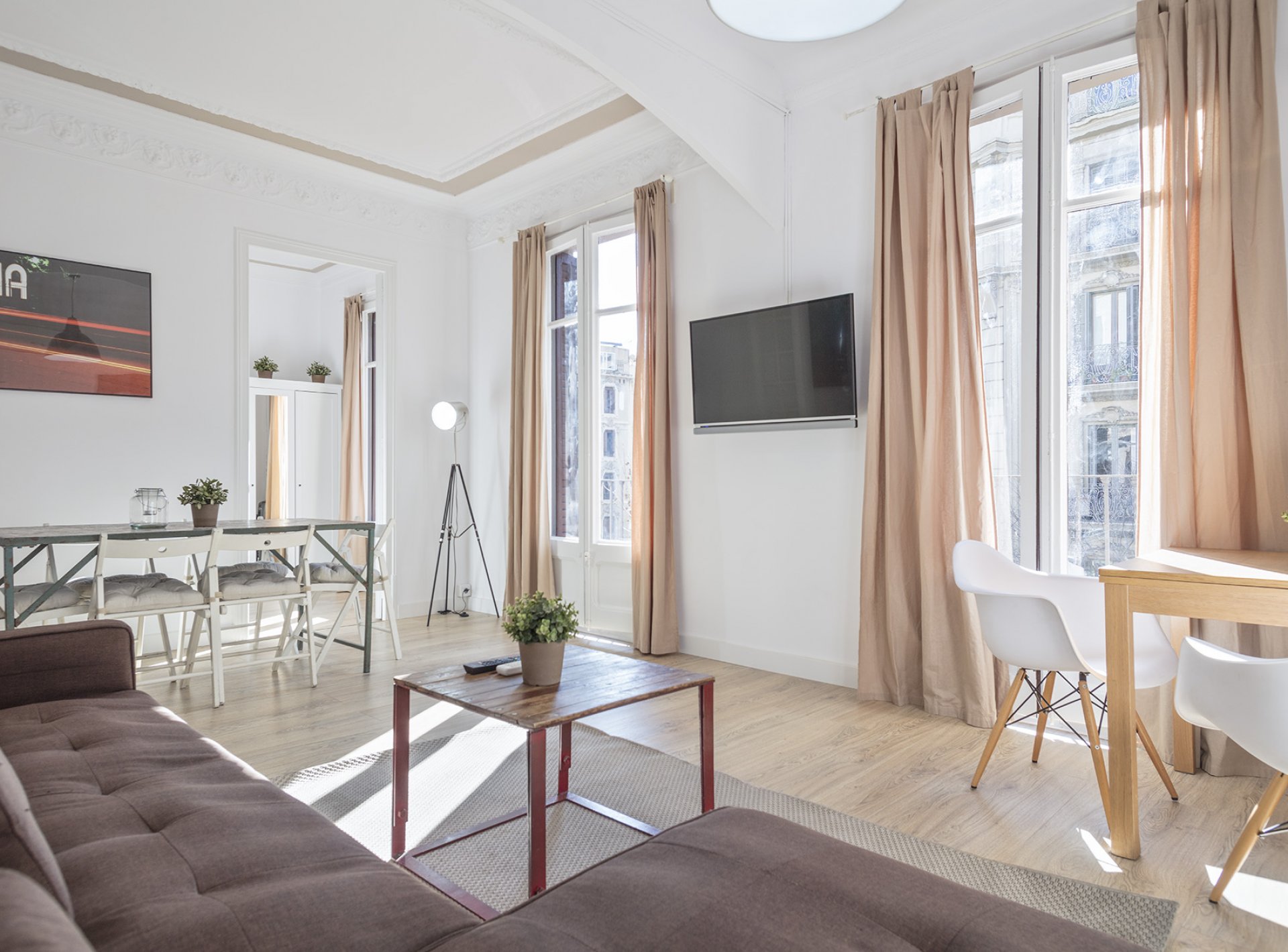 Villa Llevant Sarria Galvany & Turó Park: Elegant 4-Bedroom Apartment with Sea Views in Galvany, Barcelona