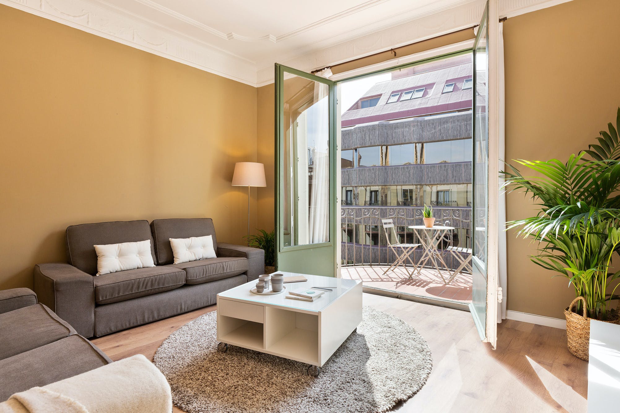 Casa Galvany Barcelona: Spacious 5-Bedroom Apartment Rental with Air-Con and Workspace, Galvany Barcelona