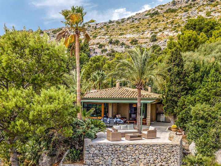 Villa Embat Bocchoris Pollença: Luxurious 5-Bedroom Apartment with Seaview and Pool, Pollença