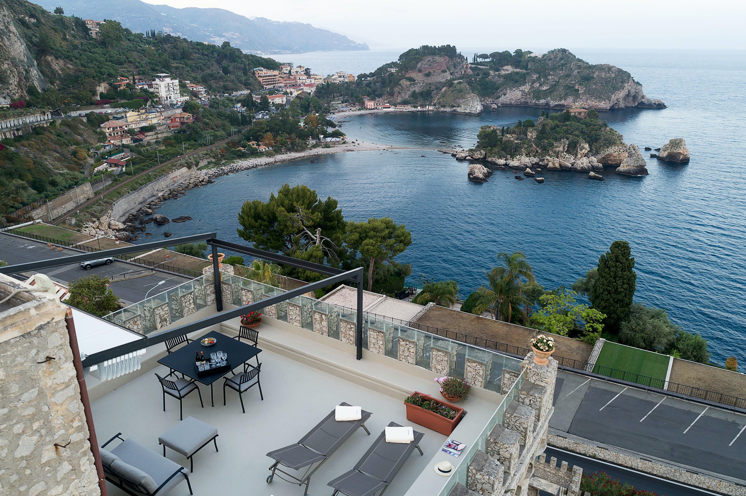 Casa Gazzella Taormina: Chateau-Style 2-Bedroom Apartment with Hot Tub and Sea Views, Taormina