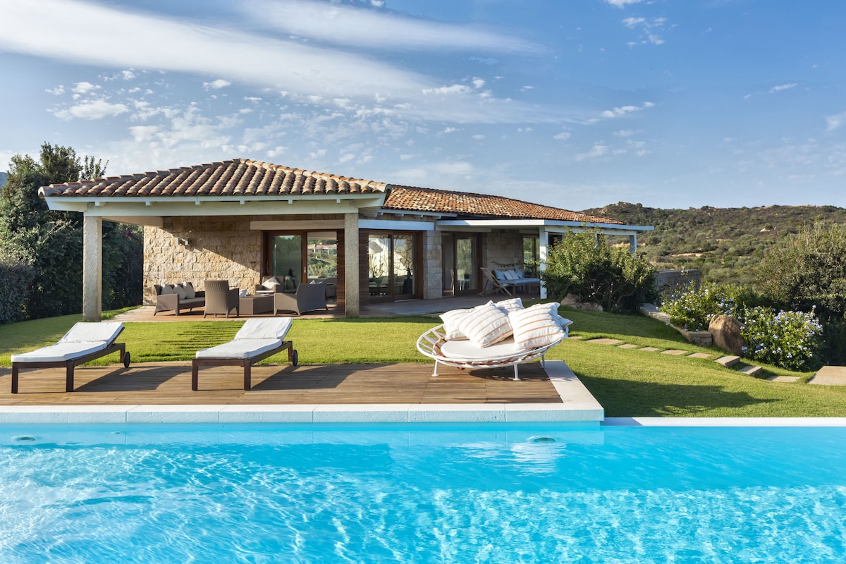 Villa Alba Punta Olbia Sardinia North: Spacious 4-Bedroom Apartment with Pool and Sea Views, Sardinia North