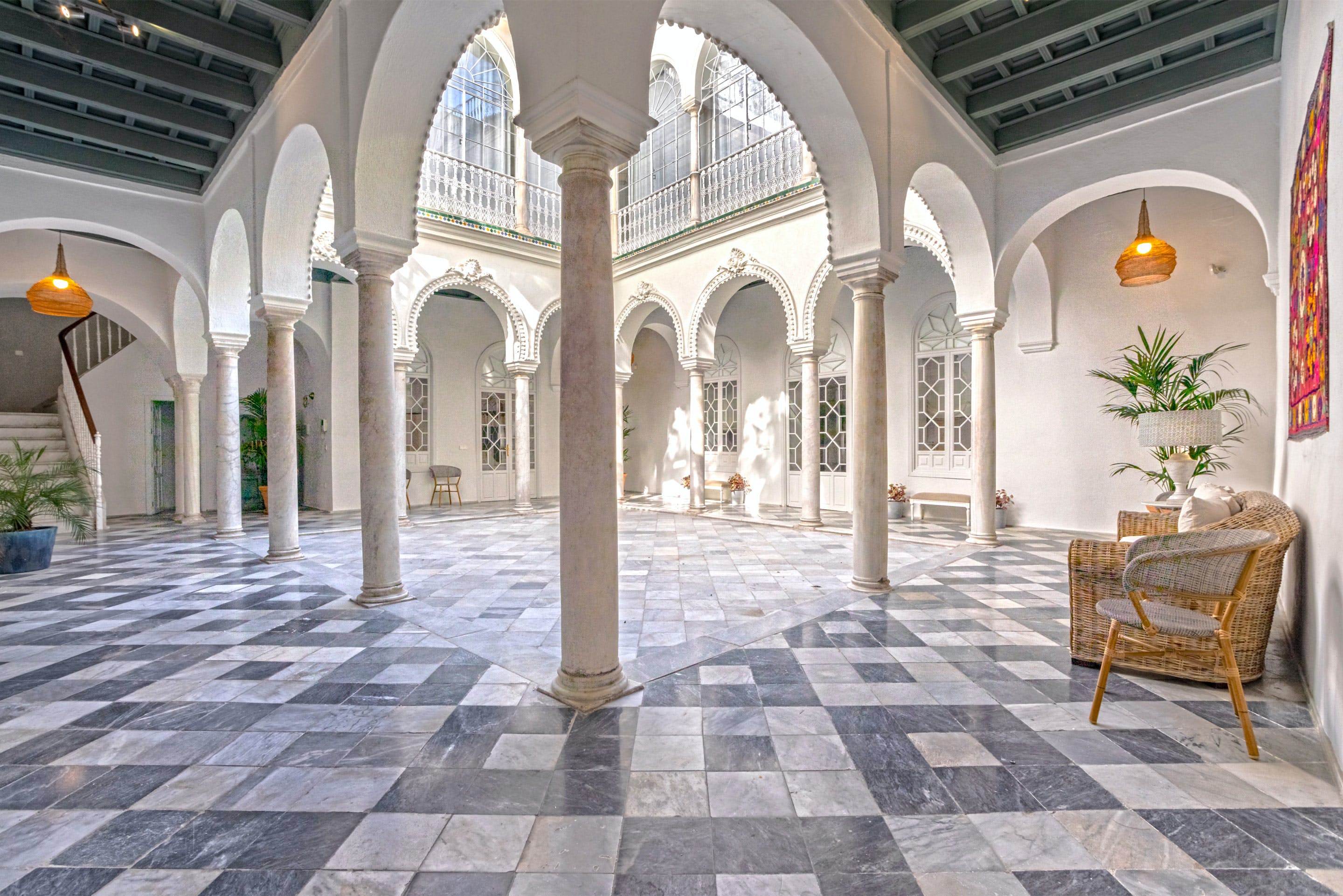 Villa Mestral Almonaster Alfalfa: Spacious 7-Bedroom Luxury Apartment with Private Terrace, Alfalfa