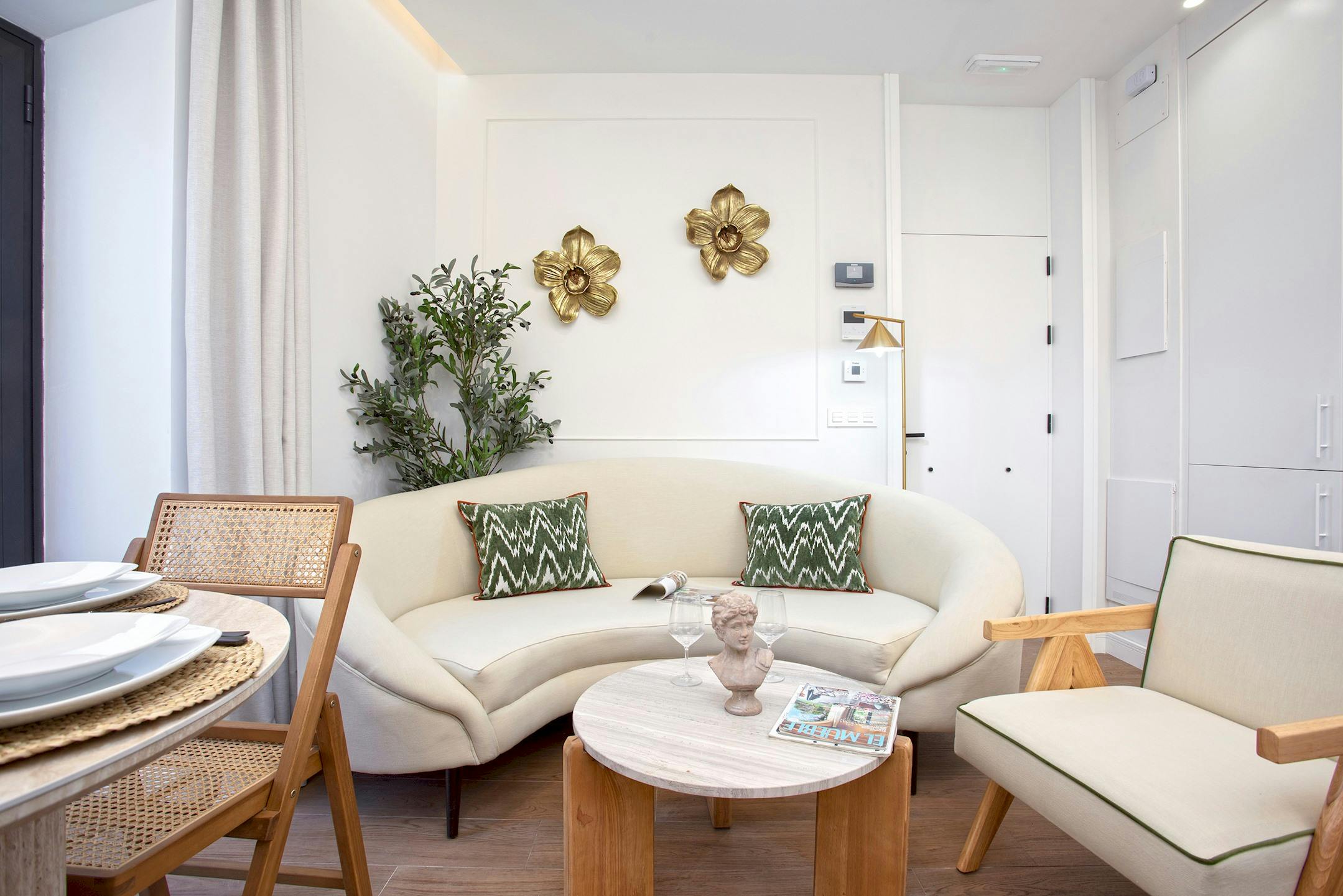 Villa Llevant Alameda Centro: Charming 2-Bedroom Apartment with Private Pool, Apartment Rental Sevilla Centro