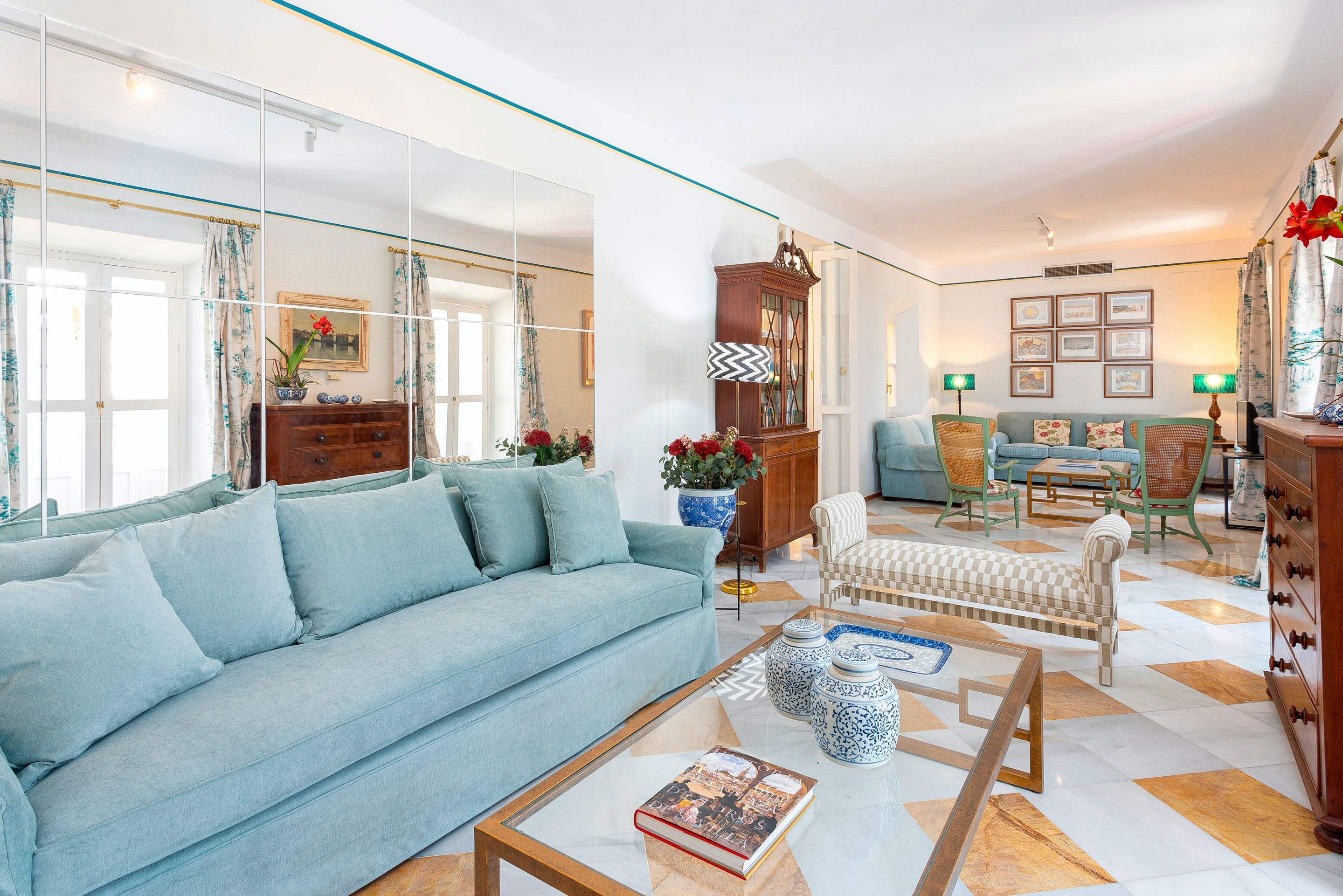 Villa Esmeralda Aljibe Prado: Elegant 6-Bedroom Townhouse with Central Patio, Sevilla