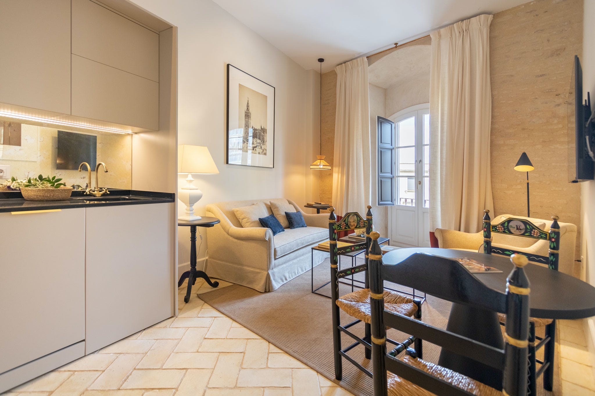 Villa Embat Chinamada Santa Cruz: Charming 1-Bedroom Apartment with Private Terrace, Apartment Rental Sevilla