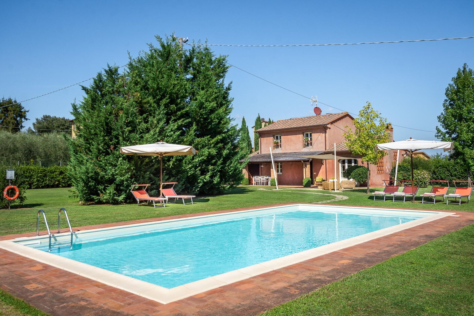 Villa Amaranto San Concordio Lucca: Elegant 3-Bedroom Apartment with Private Pool in Lucca Tuscany
