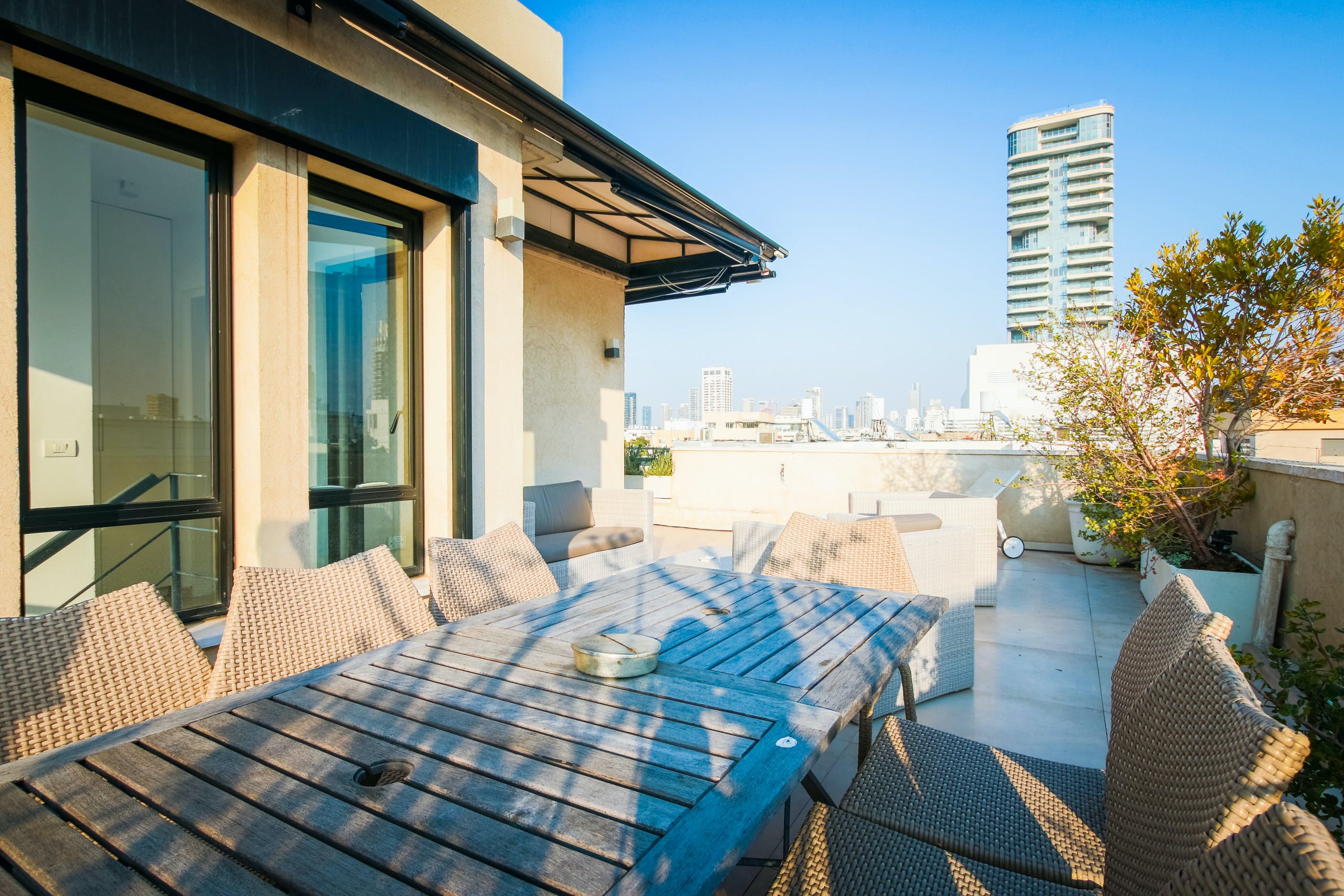 Villa Lysias Yarkon Old North: Spacious 4-Bedroom Apartment Rental with Sea Views in Old North Tel Aviv
