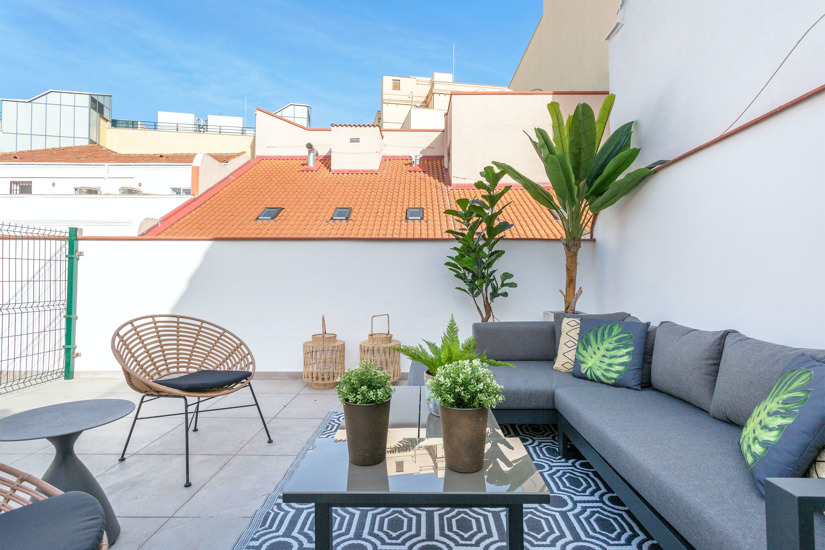 Casa Huertas Madrid: Stylish 3-Bedroom Apartment Rental with Balcony and Gym Access, Las Letras Madrid