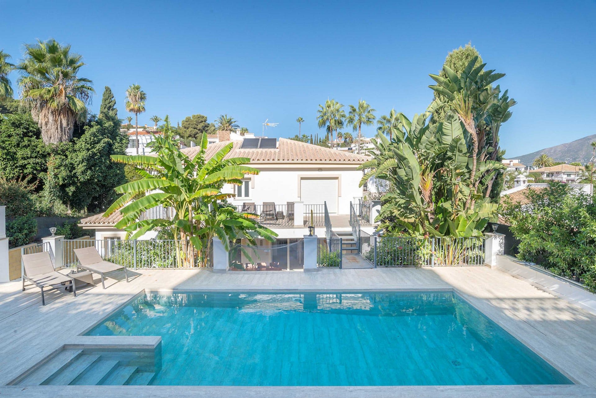 Casa Jábega Fuengirola: Spacious 5-Bedroom Apartment with Sea Views and Pool, Fuengirola