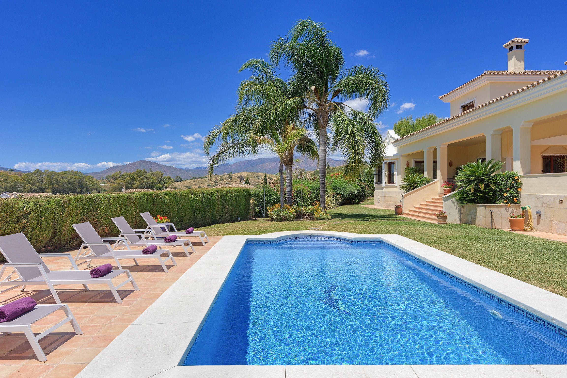 Villa Turquesa Calahonda Fuengirola: Spacious 5-Bedroom Apartment with Seaview and Pool, Fuengirola