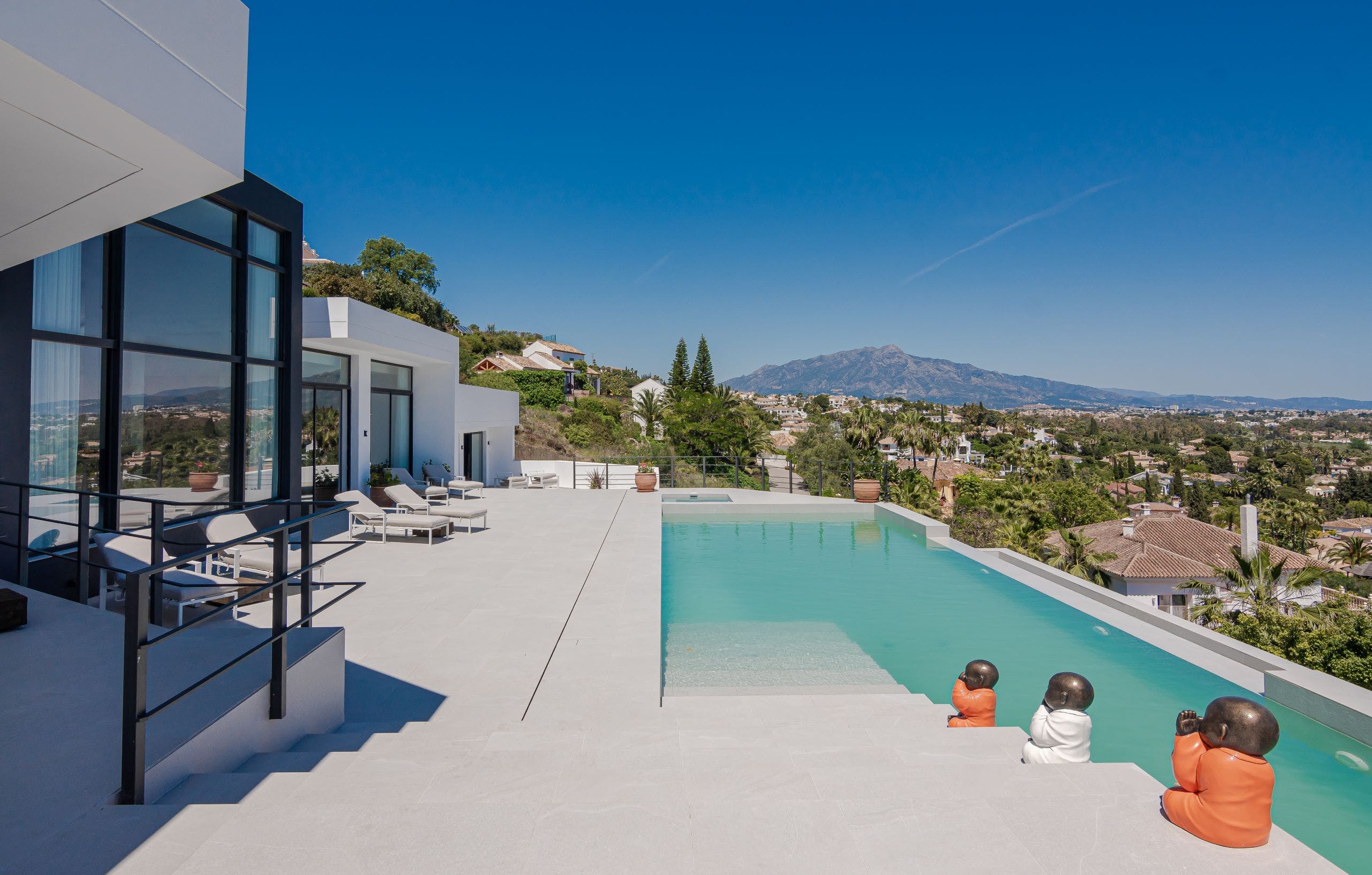 Villa Embat Benahavís San Pedro de Alcántara: Luxury 6-Bedroom Apartment with Hot Tub and Seaview, San Pedro de Alcántara