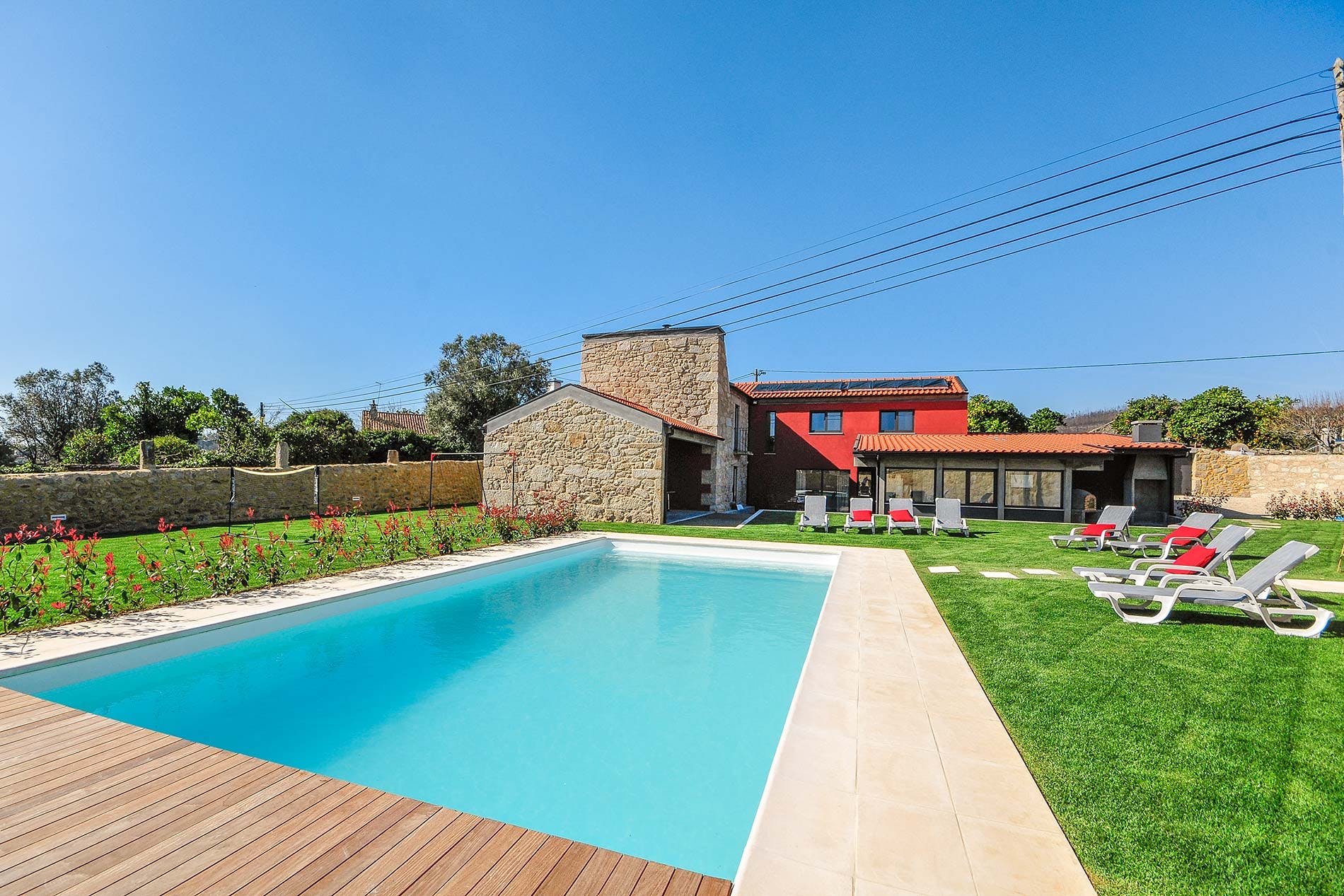 Casa Lidador Viana: Spacious 4-Bedroom Apartment with Pool and Tennis Court, Viana do Castelo