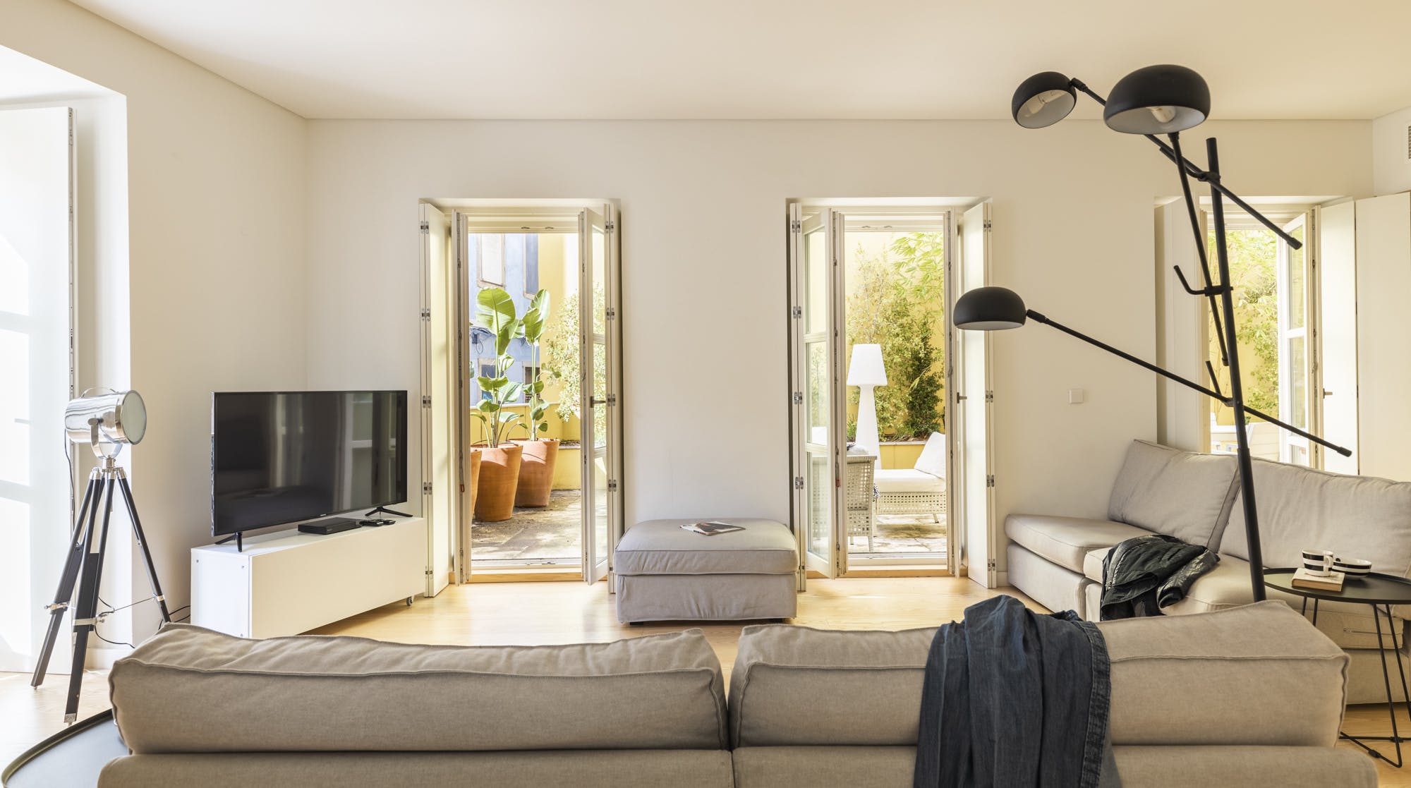 Casa Limoeiro Lisboa: Elegant 3-Bedroom Apartment with Seaview and Air-Con in Avenida da Liberdade