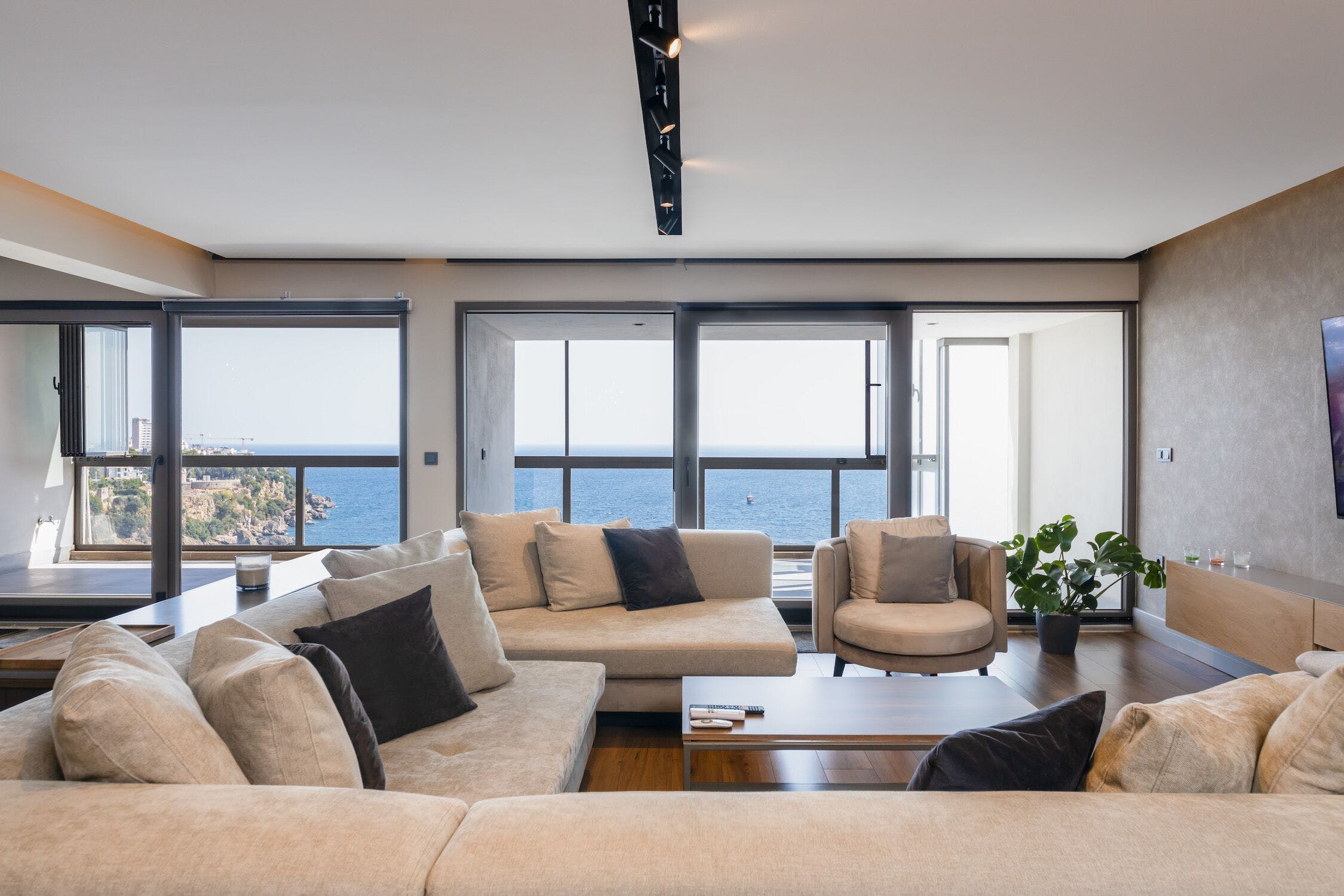 Casa Limon Antalya: Spacious 3-Bedroom Apartment Rental with Sea Views and Beachfront, Antalya