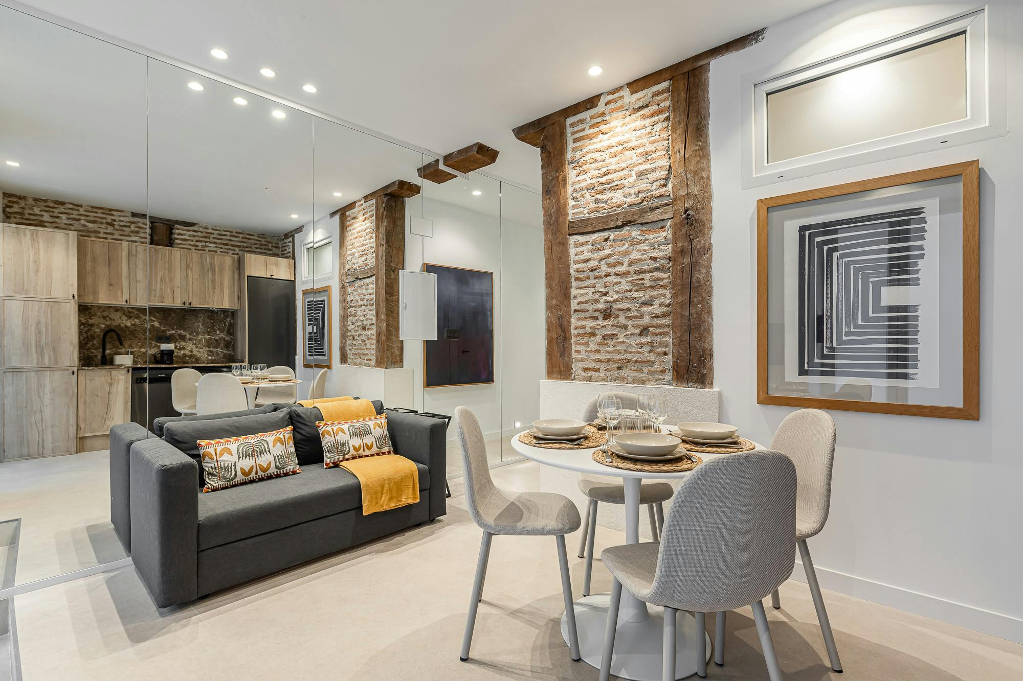 Casa Malasaña Chueca: Stylish 2-Bedroom Apartment with Air-Con in Central Chueca, Madrid