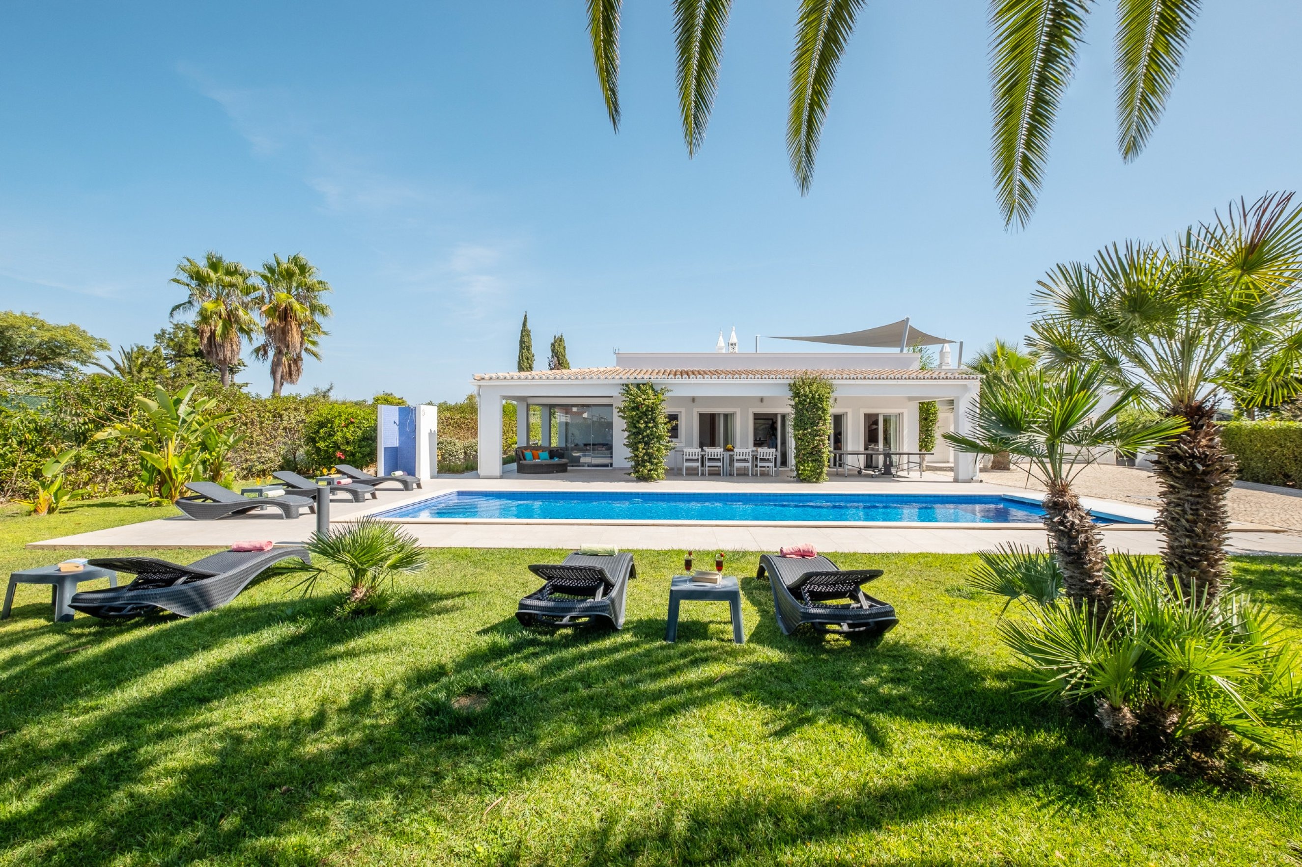 Casa Marachão Carvoeiro: Stylish 4-Bedroom Apartment with Pool and Sea Views, Carvoeiro