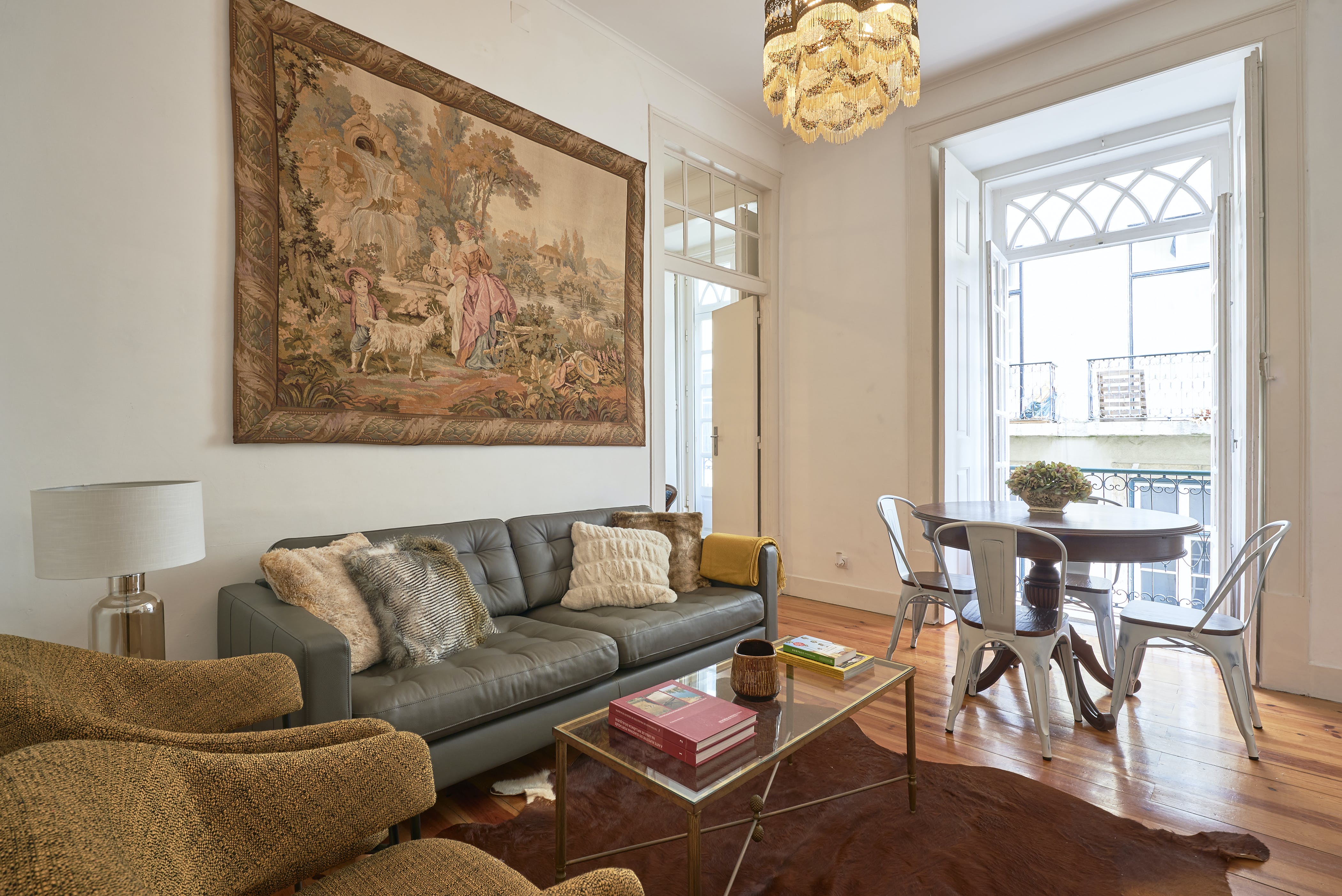 Casa Martim Campo Pequeno: Spacious 4-Bedroom Apartment Rental with Family Features, Campo Pequeno Lisbon