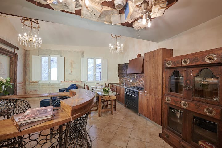 Casa Medici Santa Maria Novella: Spacious 4-Bedroom Apartment Rental with Air-Con in Santa Maria Novella, Florence