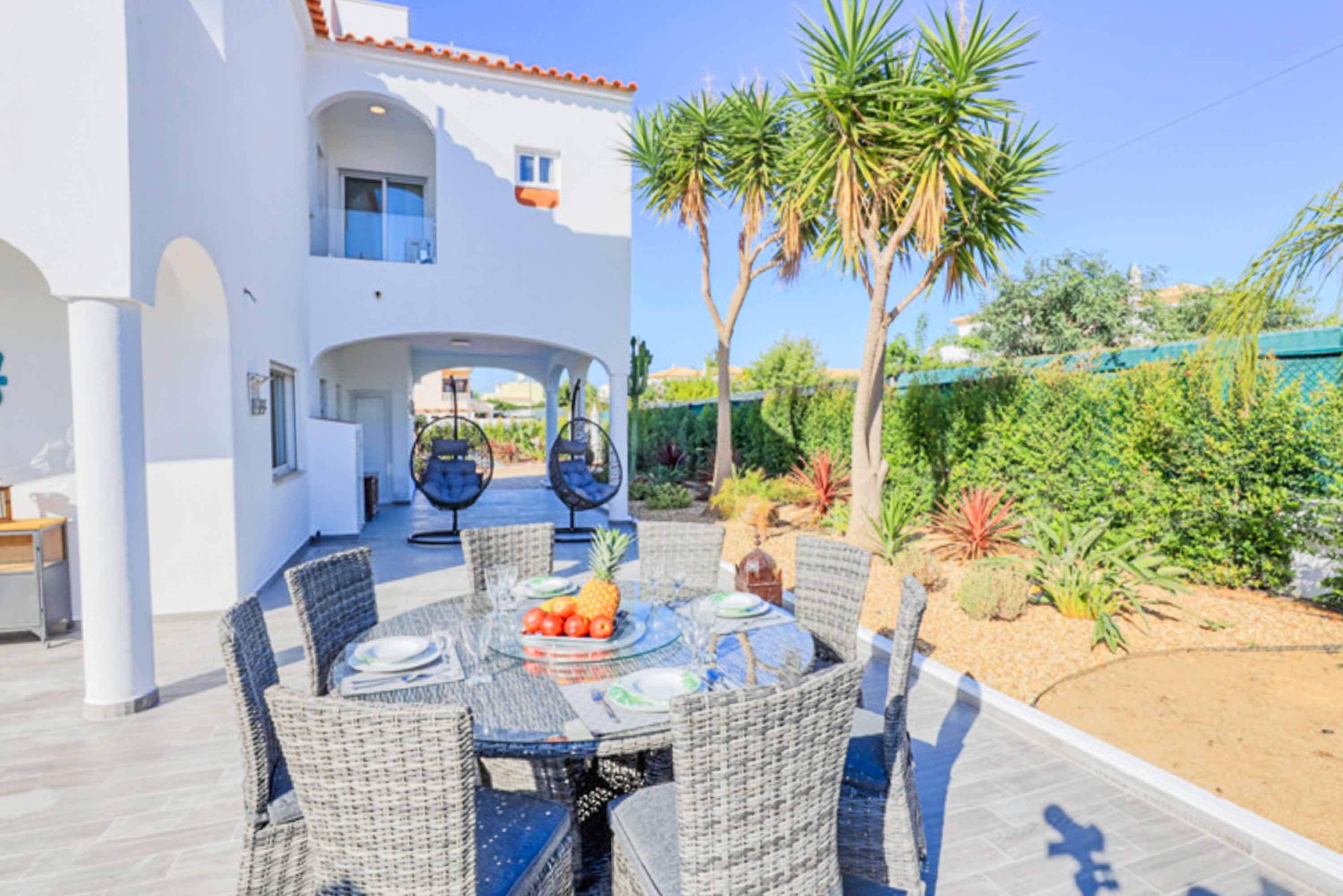 Villa Nortada Vilar Guia: Spacious 4-Bedroom Apartment Rental with Sea View and Tennis Court, Guia Algarve