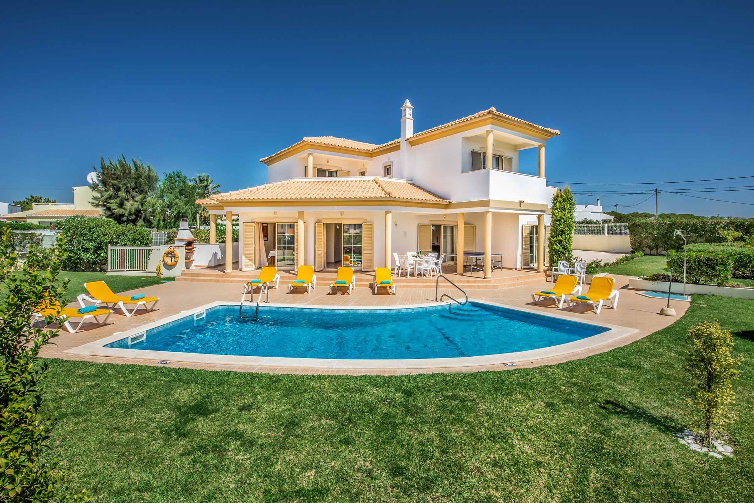 Villa Poente Fontainhas Guia: Spacious 4-Bedroom Apartment Rental with Private Pool and Sea Views, Guia Algarve