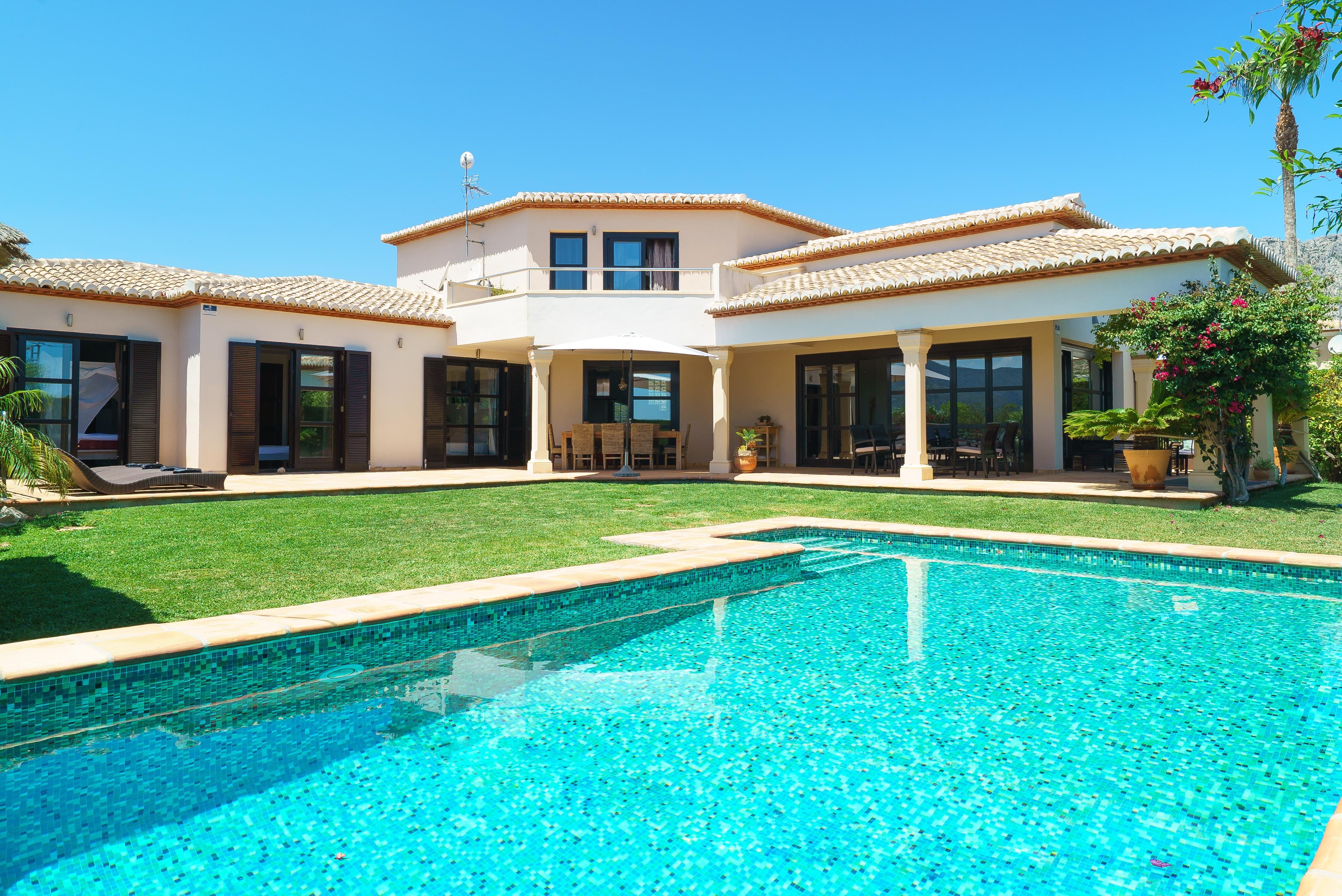 Villa Esmeralda Les Marines Dénia: Spacious 4-Bedroom Apartment with Seaview and Pool, Dénia